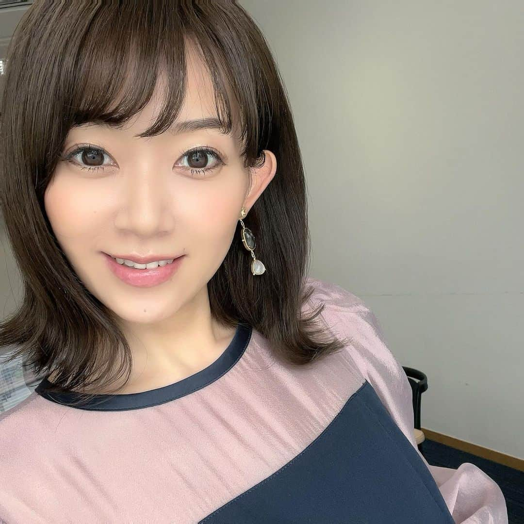 岡部玲子さんのインスタグラム写真 - (岡部玲子Instagram)「本日の衣装とヘアアレンジ✨  くすみパープルのシアー素材と ネイビーの組み合わせ…好き👗 スカートもマーメイドなラインで 素敵でした👏  髪の毛は短くなったので 久しぶりに完全なるダウンスタイル✨ 動きのある外はねにして頂きましたよ☺️ (いつもお任せ✨)  今日も私を作り上げてくださった皆様に感謝です☺️✨  🏇は珍しく なんだか結構当たりまして🎯  #プラス　✌️  1番大きかったのが 新潟10レース二王子特別 8番人気プリティユニバンスからの ワイド2パターンでしたっ‼️  ワイド万馬券〜っ🥹  総流しじゃなかったんですが 人気薄拾えてた✌️🥹  ってなわけで  2倍✌️2倍✌️  最終的に軍資金の倍にはなりました✌️  倍にしかならなかったの⁉️ って感じですけれど😂  この勢いで 明日も頑張ろう💪  皆様もハッピーな週末にしてくださいね😉  少女達の🏇気持ちは 少女じゃない私は分かりませんが😂 オークス🏇はなんとか当てたいな〜っ😁  ちなみにお相手の吉原さんに 私は少女扱いして頂けませんでしたが (番組を観てくださった方にはわかるかと…。) 髪の毛を切ったことを含め 控え室で色々褒めて頂き 優しさはいただきました😂  ちゃんちゃん😁  4枚目は真っ白な私服です🙇‍♀️  #岡部玲子 #タレント　#レポーター　#競馬　#競馬キャスター　#グリーンチャンネル　#競馬中継　#生放送　#衣装　#ヘアアレンジ　#アクセサリー　#万馬券　#オークス　#tvshow #hairarrange #accessories #🏇」5月20日 18時06分 - reiko_okabe