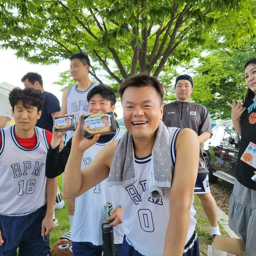 パク・ジニョンのインスタグラム：「#JYPbasketball  #남양주시장기배농구대회 #NamyangjuMayerCupBasketballTournament #BPM농구팀 #BPMbasketballteam  팬분들과 멤버들 덕분에 4강 진출! 내일 우승 도전!!  Thanks to our fans and teammates, on to the final 4! Seeking to win it all tomorrow!!」