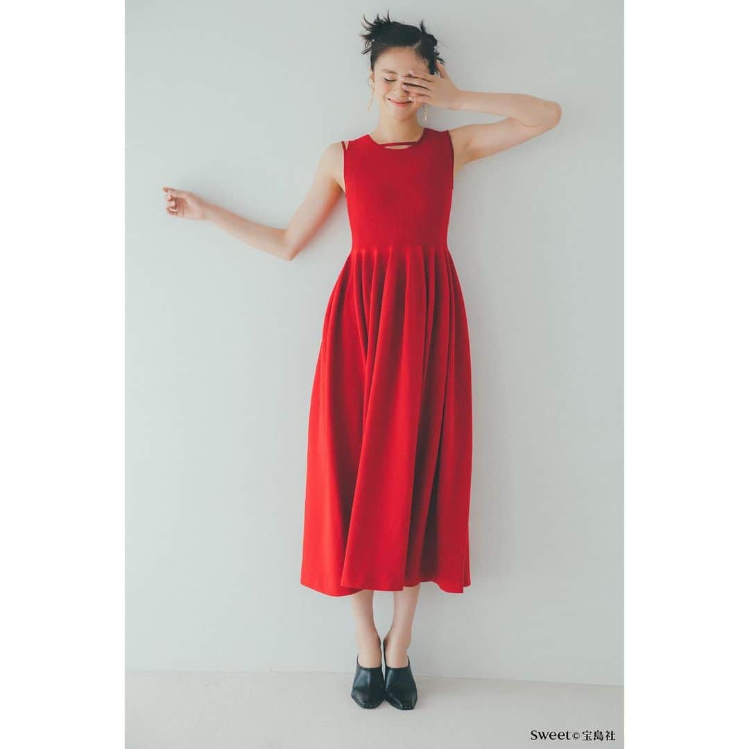COCO DEALさんのインスタグラム写真 - (COCO DEALInstagram)「赤の魅力で視線を奪うセンシュアルなフィット＆フレア  女性らしさを象徴する赤ドレスは、着るだけでテンションUP確実。カジュアルな雰囲気のあるニット素材だから、1枚で着てもドレッシー過ぎず日常になじむ。 ウエストのくびれからふんわりボリューミーに編み上げたシルエットで一層ドラマティックなムードを演出。  #cocodeal #red #ココディール #赤コーデ #❤️ #ニットワンピース #ホールガーメント」5月20日 18時07分 - cocodeal_official