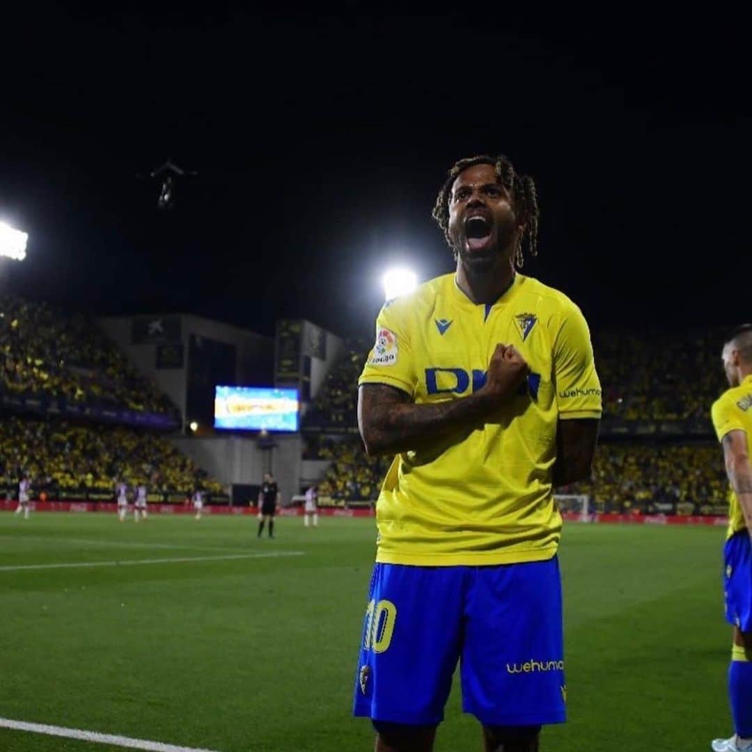 テオ・ボンゴンダのインスタグラム：「Pelota al 10 siempre !! SHINZOU WO SASAGEYO 🟡🔵」