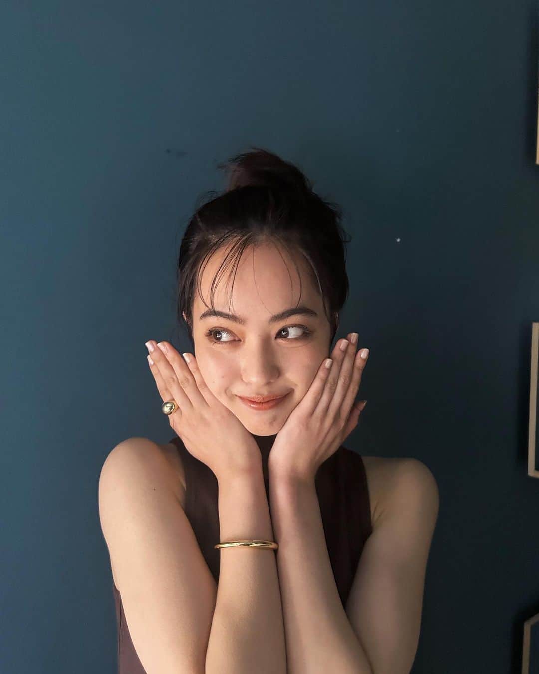 新関碧のインスタグラム：「🧡 サンクチュアリ、面白いですね😽 いま３話をみてます」