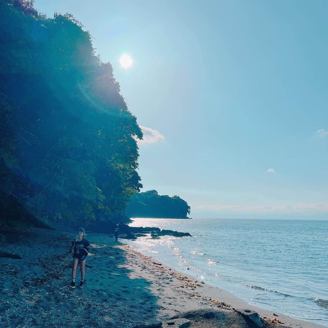 西山美希子さんのインスタグラム写真 - (西山美希子Instagram)「2年ほど前から、金曜日の夜から海の方にきて週末を過ごしています。小さなビーチまで歩いて1分。朝から潮風や波の音に癒され、こうやって休日に海で日中を過ごすだけで、平日まで充実する✨✨これまでは、週末と言えば、子どもたちをどこかに連れて行かねば！と忙しなく出かけてましたが、こちらに来ると、何もしなくていいんです。朝目が覚めたら、朝陽を浴びながら海を散歩して、食堂で朝食を食べて、昼間は息子は勝手に釣りに行って魚を焼いてオヤツに食べてるし、娘は近所のお友達とお泊まりしたり…夕方はひたすら窓の外をボーっと眺めてることも。こちらで過ごすすべての時間が心地よい！」5月20日 23時36分 - mariaclove