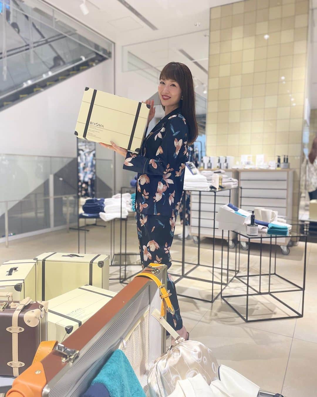 梅野舞さんのインスタグラム写真 - (梅野舞Instagram)「ライフスタイルブランド『BIYOMA』リラックスタイムをゆっくりとおしゃれに楽しむ新作ルームウェアが発売ということで  5/17(水)〜6/7((水)開催中の @渋谷スクランブルスクエアPOP UP STOREに行ってきました♬  フローラルプリントのルームウェアも肌触りの良いパイル地のルームウェアも着心地、見た目の良さが素敵でした♡♡  おうち時間を楽しむ😍って良いですね✨✨  渋谷に行かれた際にはぜひ💓 試着もできてスタッフの方が親切にアドバイス下さいます🥰  #ビヨーマ#ルームウェア#ライフスタイルブランド#リラックス#リラックスタイム#なめらかな肌触り#着心地の良い#おしゃれに楽しむ#popupstore #instagram#instagood#instagramjapan」5月20日 23時38分 - mai.umeno