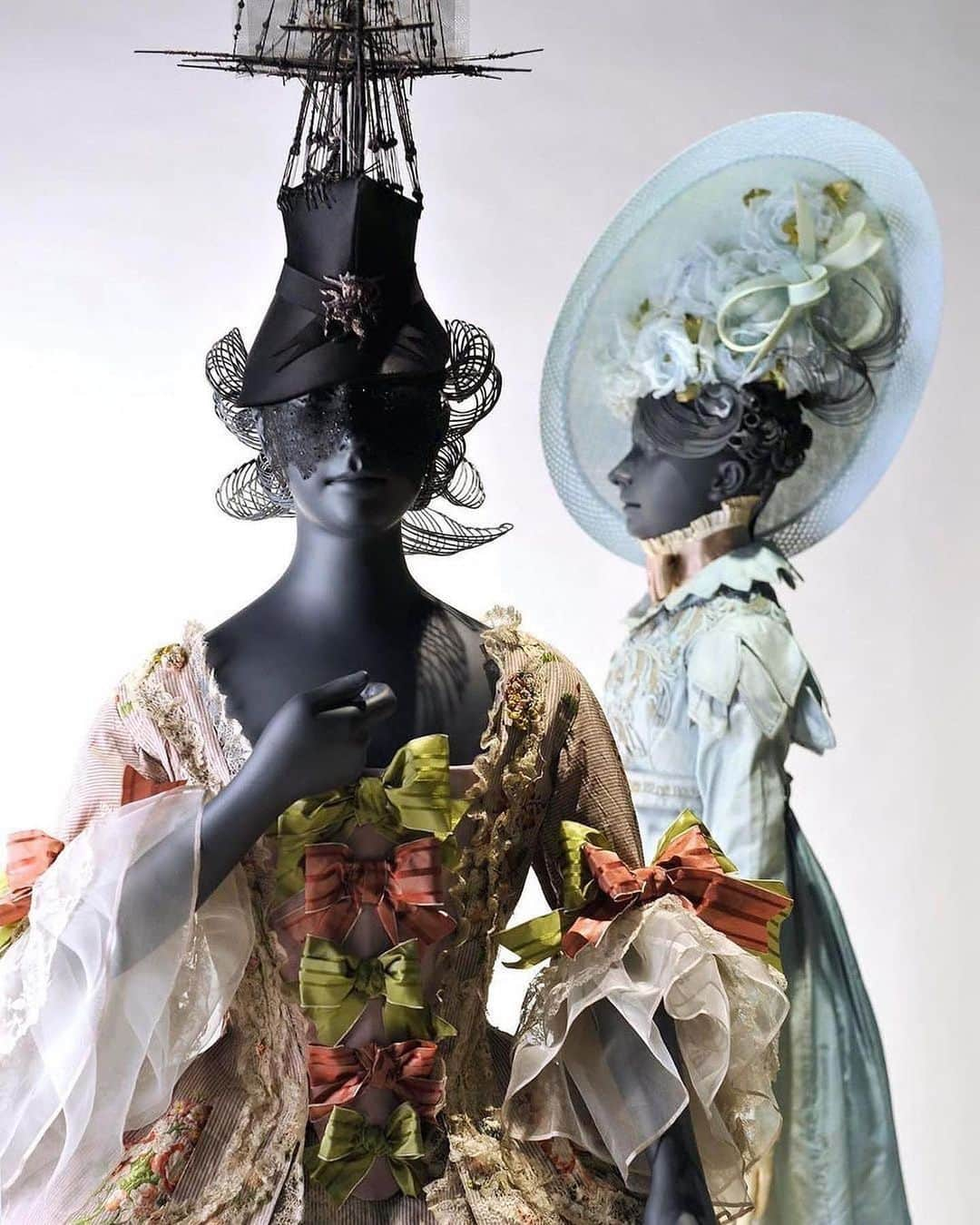 フィリップトレーシーさんのインスタグラム写真 - (フィリップトレーシーInstagram)「Repost• @sonchapeau Hats from Philip Treacy’s  showcase at the Museum of London in 2010, titled ‘Pleasure Garden’! Sculptural hair by sculptor Yasemen Hussein .  #sonchapeau #millinery #vintage #vintagefashion #hat #instahat #cappelli #cappello #cappelleria #modiste #modista #hutmacher #chapeau #chapeaux #millinerycouture #wearableart  #headpiece #headwear #floral #exquisite #philiptreacy #pleasuregarden」5月20日 23時38分 - philiptreacy