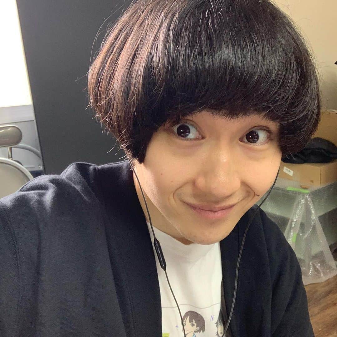 のインスタグラム：「お笑い芸人界隈ではTHE SECONDの決勝で盛り上がっている日に、ウネモトは36歳とは思えない羞恥心の無さで稽古場でぶりっ子自撮りを2枚もキメて居りました。THE SECOND、最高でしたね。 #ジャパネーズ」