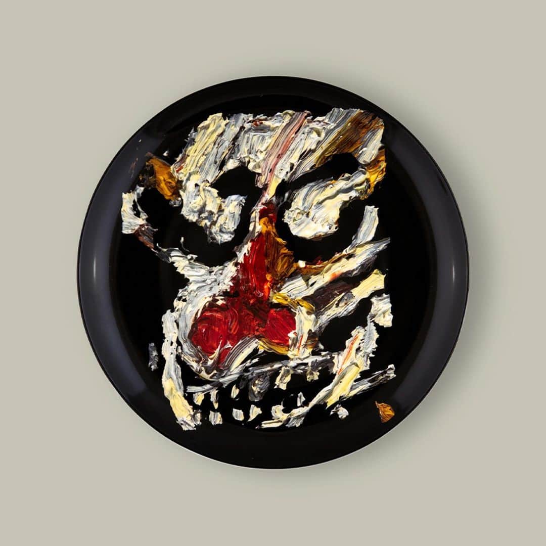 ガゴシアン・ギャラリーさんのインスタグラム写真 - (ガゴシアン・ギャラリーInstagram)「Limited-edition bone china plates featuring artwork by more than forty artists are on view at Frieze New York (@friezeofficial) this weekend, as part of the Artist Plate Project (@artistplateproject)!   Produced by Prospect (@theprospectny), the plates are sold through Artware Editions (@artwareeditions) to raise funds for the Coalition for the Homeless’s (@nyhomeless) lifesaving programs. The funds raised by the sale of the plates will provide food, crisis services, housing, and other critical aid to thousands of people experiencing homelessness and instability. The purchase of one plate can feed one hundred homeless and hungry New Yorkers.   The plates are available now at Frieze New York and a selection will be available in store at Gagosian Shop in New York from May 23! Follow the link in our bio to learn more. ___________ #ArtistPlateProject #Gagosian  Artwork: (1) © Ed Ruscha (@edruschaofficial); (2) © Georg Baselitz 2022; (3) © Albert Oehlen (@oehlenalbert); (4) © 2023 Takashi Murakami/Kaikai Kiki Co., Ltd. All rights reserved (@takashipom); (5) © Mark Grotjahn (@markgrotjahn); (6) © Derrick Adams (@derrickadamsny); (7) © Jonas Wood (@jonasbrwood); (8) © Harold Ancart; (9) Amoako Boafo (@amoakoboafo); (10) © Anna Weyant (@annaweyant)」5月20日 23時41分 - gagosian