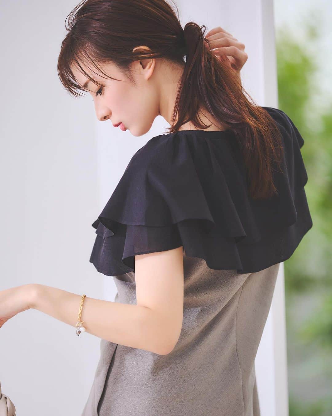 のインスタグラム：「おしゃれ"プラスα"の機能がうれしいStola.の名品コレクション Feat.宮本茉由 軽やかでシワになりにくいジャンパードレス  防シワ加工を施した、麻調素材のナチュラルなワンピース。 合わせるインナーによって雰囲気がガラッと変わり、幅広いスタイリングを楽しめます。 フリルニットをINして、シックなカラーリングもフェミニンに。  #Stola.#ストラ #ワンピースコーデ#フリルニット#大人フェミニン#レイヤードコーデ #Stola_2023ss #宮本茉由 さん @mayu_miyamoto_official」