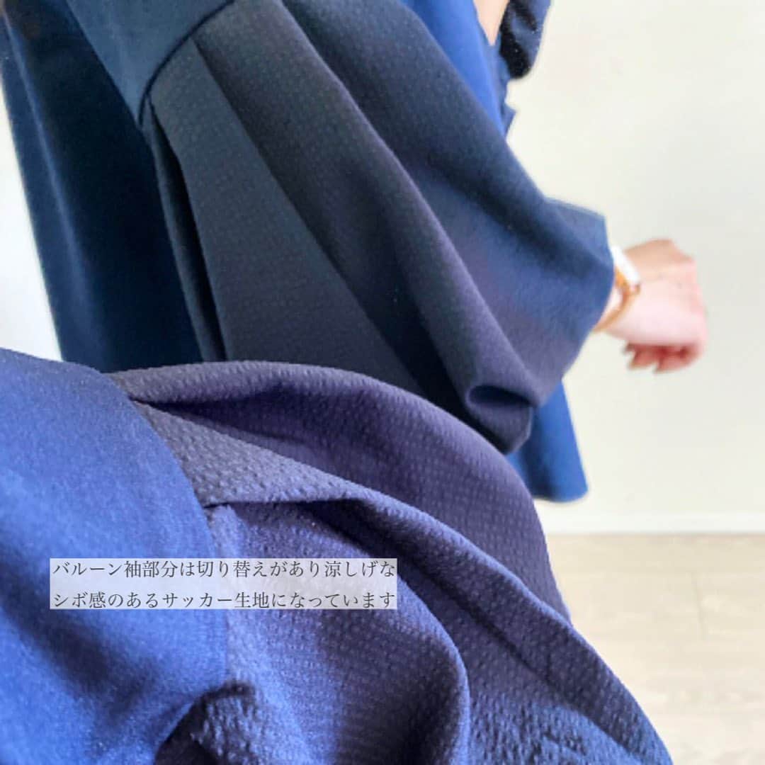 マナさんのインスタグラム写真 - (マナInstagram)「💙  ママさんなら1枚は持っておきたい ネイビーのトップス 子供の行事にも使えるのに可愛いやつ♡ そして普段も使えちゃうやつ♡♡ @lhelbie_official  🏷️バルーンスリーブカットトップス  私、縫製や生地をじっくり見てしまう癖が あるのですが これは生地良し、縫製良しの made in Japanの品質です🇯🇵  #レルビエ さん、こういう綺麗めアイテムだけじゃ無く ヒトクセある面白いアイテムが揃っているショップさんでした🫶🏻  …なんか今日は肌が白く写ってて嬉しい♡  coordinate item pants #strooney  sandal #dianashoes  bag #loewe  . . . . . .#綺麗めコーデ #綺麗めカジュアル #大人かわいい #大人可愛いコーデ #春コーデ #夏コーデ #アラフォーコーデ #低身長コーデ #おちびの輪 #小柄コーデ #骨格ストレート #fashionstyle #着回しコーデ #locari #ootdfashion #ootd_kob」5月20日 18時18分 - ma_anmi