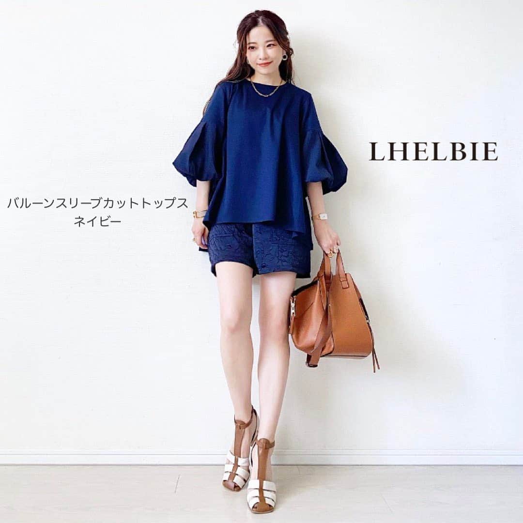 のインスタグラム：「💙  ママさんなら1枚は持っておきたい ネイビーのトップス 子供の行事にも使えるのに可愛いやつ♡ そして普段も使えちゃうやつ♡♡ @lhelbie_official  🏷️バルーンスリーブカットトップス  私、縫製や生地をじっくり見てしまう癖が あるのですが これは生地良し、縫製良しの made in Japanの品質です🇯🇵  #レルビエ さん、こういう綺麗めアイテムだけじゃ無く ヒトクセある面白いアイテムが揃っているショップさんでした🫶🏻  …なんか今日は肌が白く写ってて嬉しい♡  coordinate item pants #strooney  sandal #dianashoes  bag #loewe  . . . . . .#綺麗めコーデ #綺麗めカジュアル #大人かわいい #大人可愛いコーデ #春コーデ #夏コーデ #アラフォーコーデ #低身長コーデ #おちびの輪 #小柄コーデ #骨格ストレート #fashionstyle #着回しコーデ #locari #ootdfashion #ootd_kob」