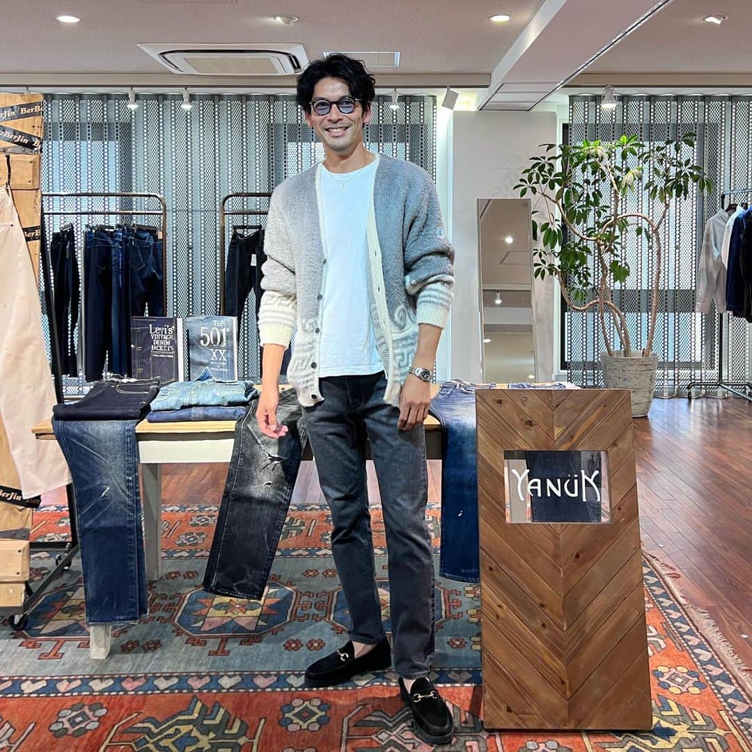 久保田裕之のインスタグラム：「YANUK 2023 Autumn & Winter 展示会 @yanuk_official  大人の落ち着きと上品な「Universal Chic」がテーマ👍🏻 ベーシックラインではブラックデニムが多く、このストレッチが効いているブラックデニムをオーダーしました😊 ２枚目のデニムは女性との兼用できるもの！これはすごいし履きやすい😳  #YANUK#ジーンズ#UniversalChic#履きやすい#コラボアイテム#ヤヌーク夫婦　#奥さんヒール履いてます#🤣」