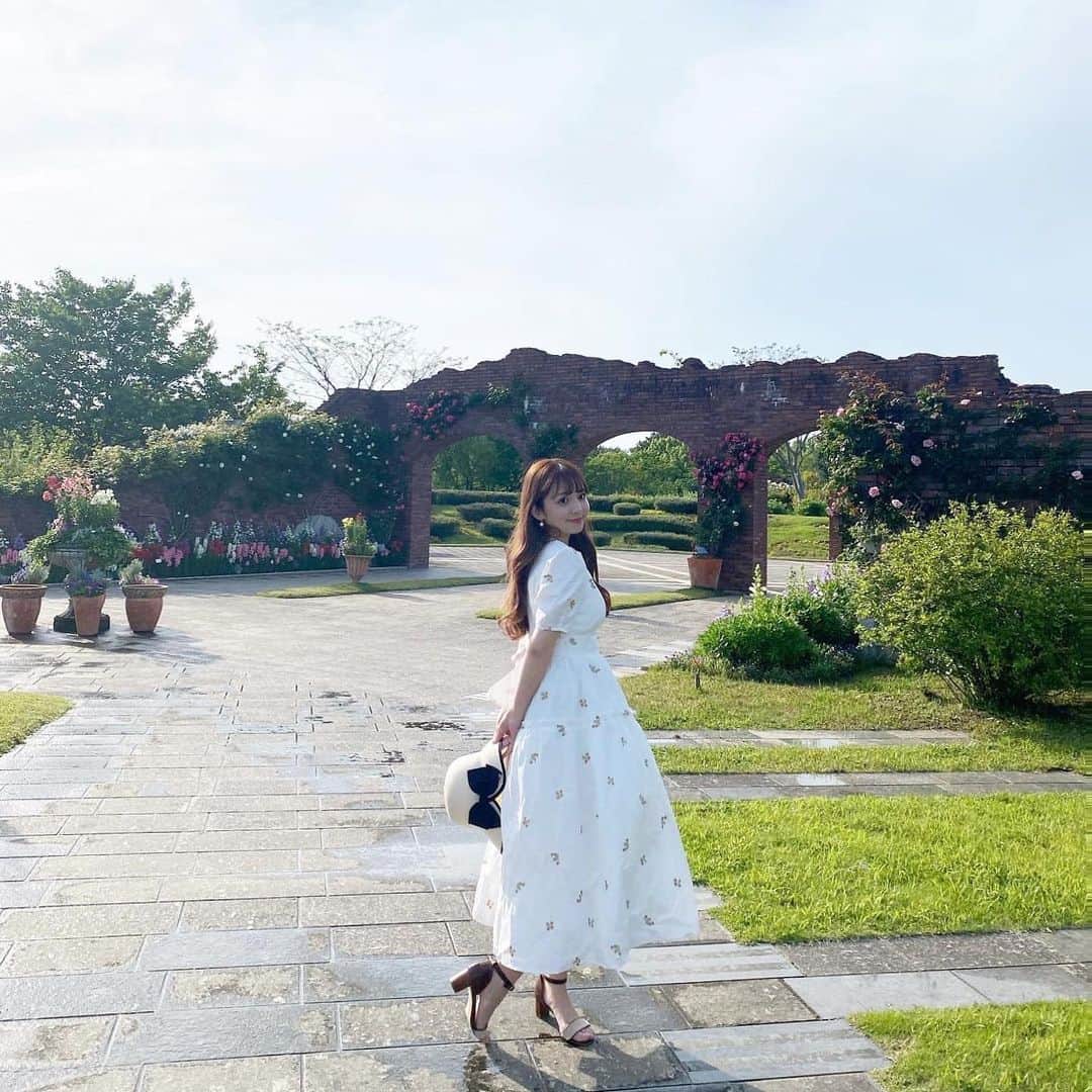 横山紗弓さんのインスタグラム写真 - (横山紗弓Instagram)「何度も行った海浜公園 まだまだ魅力がたっぷり💐 あ、こんなところもあったんだと 新しい発見ばかりでした！ 撮影時に着ていたのは @chicandthings.store の 女性らしいワンピースです♡ 白地に小柄のお花がぽつぽつと🌼 袖と裾はふんわり、ウエストはきゅっラインがすごく綺麗なの。 #照葉 #海浜公園 #海の中道海浜公園 #ワンピース #chicandthings」5月20日 18時21分 - 1129sym