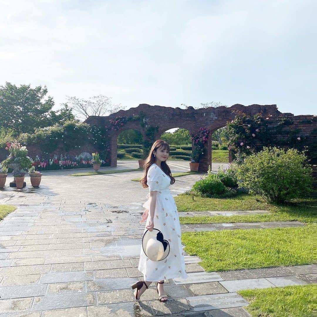 横山紗弓さんのインスタグラム写真 - (横山紗弓Instagram)「何度も行った海浜公園 まだまだ魅力がたっぷり💐 あ、こんなところもあったんだと 新しい発見ばかりでした！ 撮影時に着ていたのは @chicandthings.store の 女性らしいワンピースです♡ 白地に小柄のお花がぽつぽつと🌼 袖と裾はふんわり、ウエストはきゅっラインがすごく綺麗なの。 #照葉 #海浜公園 #海の中道海浜公園 #ワンピース #chicandthings」5月20日 18時21分 - 1129sym