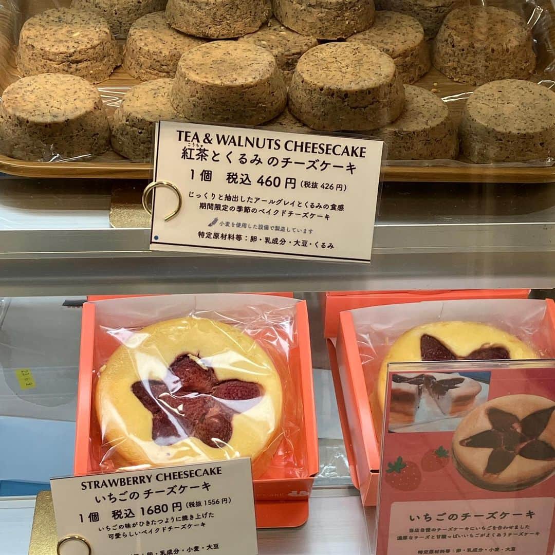daimarusapporoさんのインスタグラム写真 - (daimarusapporoInstagram)「地1階 ほっぺタウンから、期間限定出店中の気になるスイーツをご紹介😎  〈theomurata〉1-5枚目 今回は、姉妹ブランド〈B-speak〉が登場👀 8種類の焼菓子がぎゅっと詰まったクッキー缶にアールグレイが香るチーズケーキ、おいしそうです……😳  人気の「ビーンズショコラ」にも新商品「イチジクとローズのショコラ」が登場しています🌹  〈グッディ・フォーユーTokyo Aoyama〉6-10枚目 色とりどりのスコーンに、ミルクが香るベイクドチーズケーキなど 種類豊富なスイーツがずらり。どれにしようか悩みます🥰  週末のおやつや自分へのご褒美に🎁 期間限定のスイーツ、ぜひ味わってみてください！  ※どちらも5/23(火)まで  #大丸札幌 #札幌スイーツ #期間限定スイーツ #お取り寄せスイーツ #クッキー缶 #ビーンズショコラ #チーズケーキ #スコーン」5月20日 18時23分 - daimarusapporo