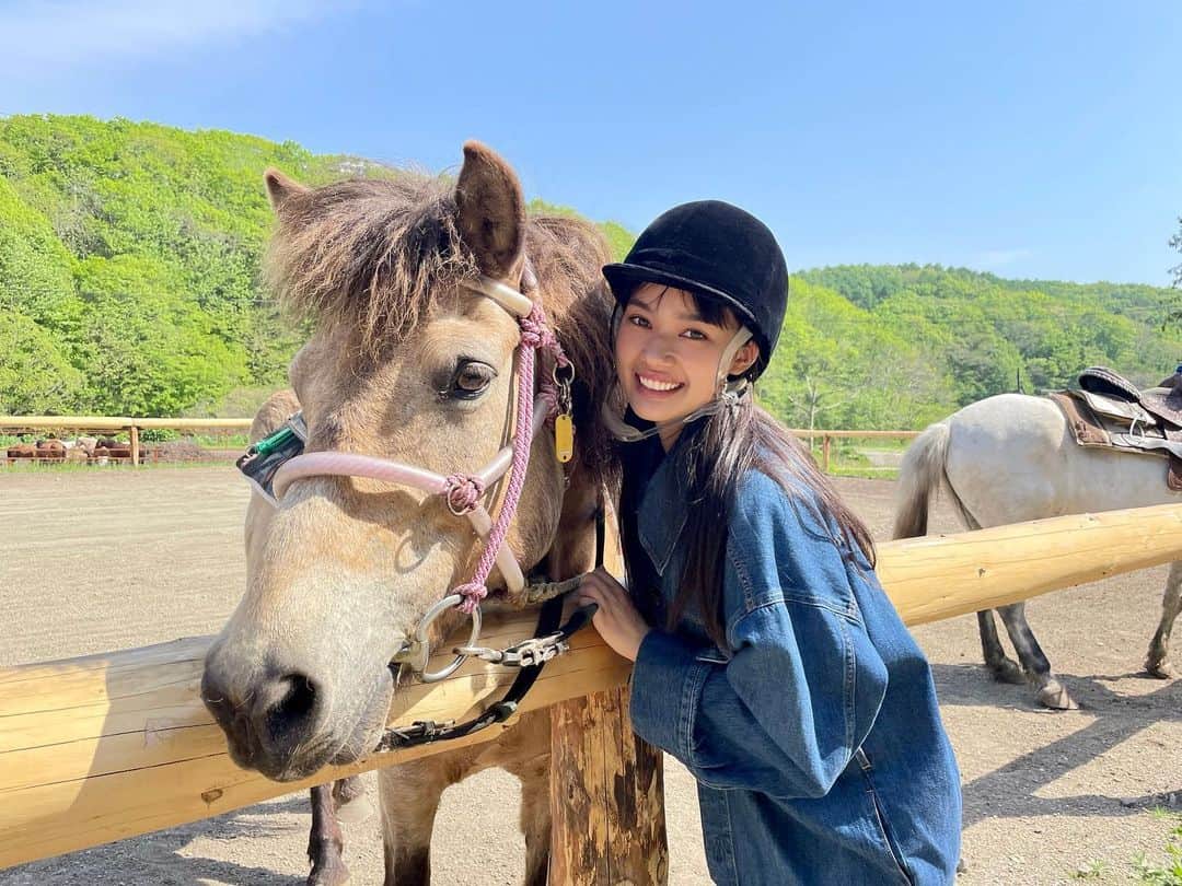 新井舞良のインスタグラム：「念願の乗馬！！！！！🐎🐎🐎 どさんこ馬のてる姫ちゃんと。  Horse riding in Hokkaido 🐎 Riding in my homeland with such a sweet horse relaxed me a lot…」