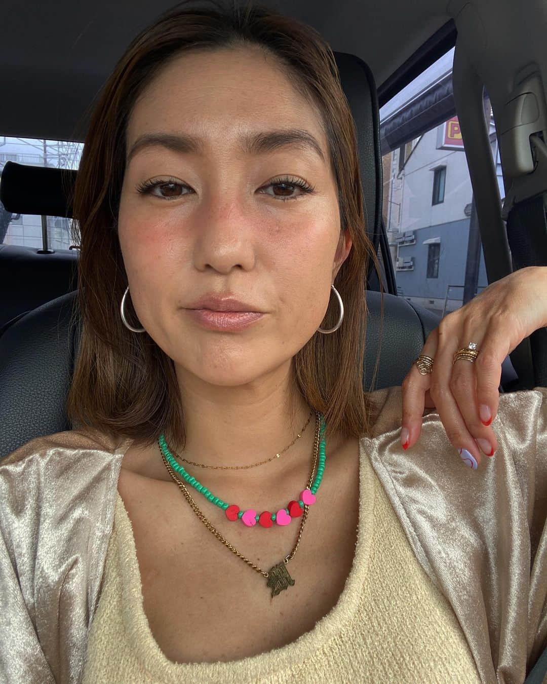 堀舞紀さんのインスタグラム写真 - (堀舞紀Instagram)「👩🏽💄  ここ数年は 衰えすごいので 出かける際は最低限の メイクはしている所存でゴンス🫡  今日は @kohgendo_official  のファンデーションを使って メイクしました🫶🏾  アクアファンデーション  (リクイッドタイプ/ SPF25 PA++) オークル　123 (1番黒いカラーですが私にはすこーし白カタかな😵‍💫←海辺で過ごしてるもんでね)  "光を纏った素肌感"  というキャッチコピー なだけあって 想像より薄づきナチュラル で軽い付け心地でした🙌🏾  気になるソバカスゾーンは 重ねて2度塗ると丁度よい カバー力！！  艶もあって 使いやすい😳〜  夕方になっても 崩れたり 乾燥したり もありませんでした🫶🏾〜  よ！よき！！  厚塗り苦手な 人に使いやすい リキッドファンデーション と思うょ🙃  ベタつかないし。 艶もあるし。 崩れないのもイイネ🌞  ナチュラルメイク派のみなさん にオススメしたいです🥨  PR @kohgendo_official #アクアファンデーション #リキッドファンデーション #長持ちファンデ #ツヤ肌ファンデ #こうげんどう #江原道 #kohgendo」5月20日 18時25分 - mainohori