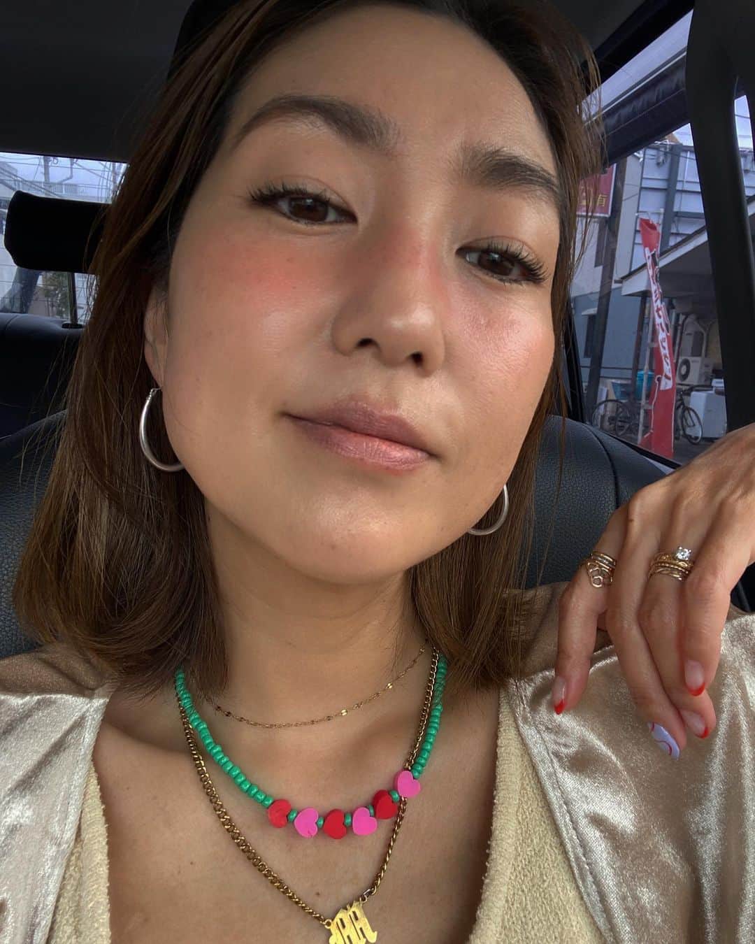 堀舞紀さんのインスタグラム写真 - (堀舞紀Instagram)「👩🏽💄  ここ数年は 衰えすごいので 出かける際は最低限の メイクはしている所存でゴンス🫡  今日は @kohgendo_official  のファンデーションを使って メイクしました🫶🏾  アクアファンデーション  (リクイッドタイプ/ SPF25 PA++) オークル　123 (1番黒いカラーですが私にはすこーし白カタかな😵‍💫←海辺で過ごしてるもんでね)  "光を纏った素肌感"  というキャッチコピー なだけあって 想像より薄づきナチュラル で軽い付け心地でした🙌🏾  気になるソバカスゾーンは 重ねて2度塗ると丁度よい カバー力！！  艶もあって 使いやすい😳〜  夕方になっても 崩れたり 乾燥したり もありませんでした🫶🏾〜  よ！よき！！  厚塗り苦手な 人に使いやすい リキッドファンデーション と思うょ🙃  ベタつかないし。 艶もあるし。 崩れないのもイイネ🌞  ナチュラルメイク派のみなさん にオススメしたいです🥨  PR @kohgendo_official #アクアファンデーション #リキッドファンデーション #長持ちファンデ #ツヤ肌ファンデ #こうげんどう #江原道 #kohgendo」5月20日 18時25分 - mainohori