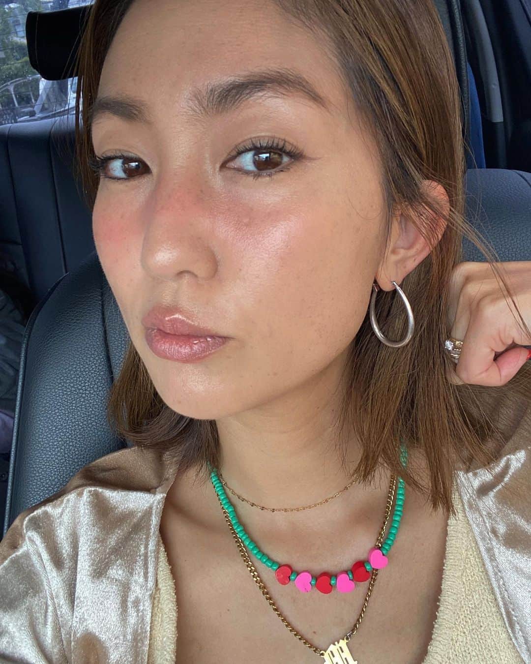 堀舞紀さんのインスタグラム写真 - (堀舞紀Instagram)「👩🏽💄  ここ数年は 衰えすごいので 出かける際は最低限の メイクはしている所存でゴンス🫡  今日は @kohgendo_official  のファンデーションを使って メイクしました🫶🏾  アクアファンデーション  (リクイッドタイプ/ SPF25 PA++) オークル　123 (1番黒いカラーですが私にはすこーし白カタかな😵‍💫←海辺で過ごしてるもんでね)  "光を纏った素肌感"  というキャッチコピー なだけあって 想像より薄づきナチュラル で軽い付け心地でした🙌🏾  気になるソバカスゾーンは 重ねて2度塗ると丁度よい カバー力！！  艶もあって 使いやすい😳〜  夕方になっても 崩れたり 乾燥したり もありませんでした🫶🏾〜  よ！よき！！  厚塗り苦手な 人に使いやすい リキッドファンデーション と思うょ🙃  ベタつかないし。 艶もあるし。 崩れないのもイイネ🌞  ナチュラルメイク派のみなさん にオススメしたいです🥨  PR @kohgendo_official #アクアファンデーション #リキッドファンデーション #長持ちファンデ #ツヤ肌ファンデ #こうげんどう #江原道 #kohgendo」5月20日 18時25分 - mainohori