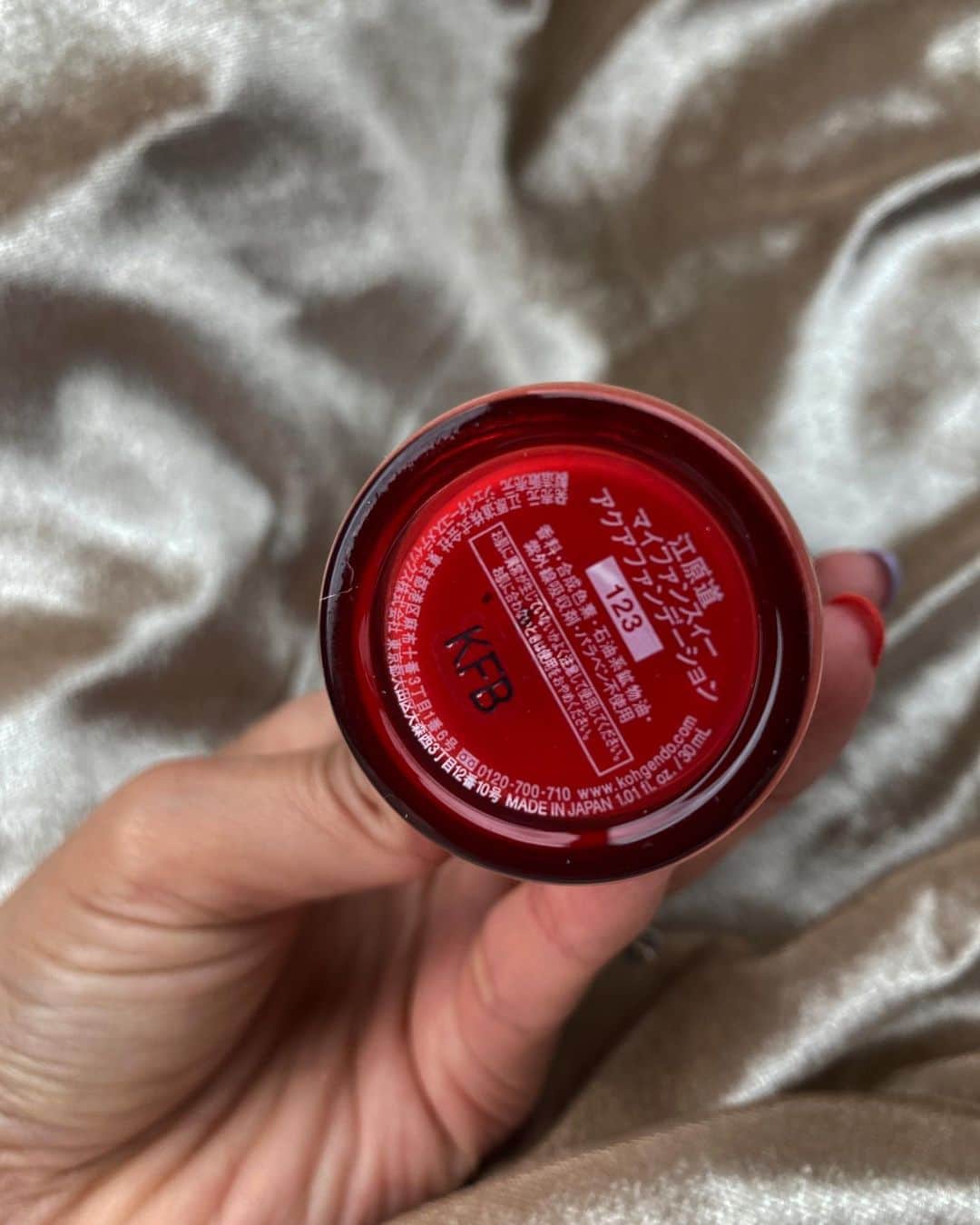 堀舞紀さんのインスタグラム写真 - (堀舞紀Instagram)「👩🏽💄  ここ数年は 衰えすごいので 出かける際は最低限の メイクはしている所存でゴンス🫡  今日は @kohgendo_official  のファンデーションを使って メイクしました🫶🏾  アクアファンデーション  (リクイッドタイプ/ SPF25 PA++) オークル　123 (1番黒いカラーですが私にはすこーし白カタかな😵‍💫←海辺で過ごしてるもんでね)  "光を纏った素肌感"  というキャッチコピー なだけあって 想像より薄づきナチュラル で軽い付け心地でした🙌🏾  気になるソバカスゾーンは 重ねて2度塗ると丁度よい カバー力！！  艶もあって 使いやすい😳〜  夕方になっても 崩れたり 乾燥したり もありませんでした🫶🏾〜  よ！よき！！  厚塗り苦手な 人に使いやすい リキッドファンデーション と思うょ🙃  ベタつかないし。 艶もあるし。 崩れないのもイイネ🌞  ナチュラルメイク派のみなさん にオススメしたいです🥨  PR @kohgendo_official #アクアファンデーション #リキッドファンデーション #長持ちファンデ #ツヤ肌ファンデ #こうげんどう #江原道 #kohgendo」5月20日 18時25分 - mainohori