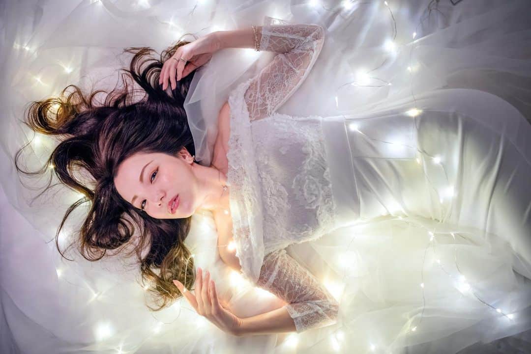 のインスタグラム：「kirakira✩.*˚  光と白とレース大好きなんで♡  ・ ・ ・ photo by @cameraism.t.i 📸 model @mikarin_portrait  ・ ・ ・ ・ follow me💋  #美花展 #レースワンピース  #セクシーモデル  #誰かの記憶に残る写真 #カメラ好きな人と繋がりたい #ファインダー越しの私の世界 #ポトレファン倶楽部 #被写体モデル #その瞬間は永遠の思い出 #みんなのフォト #ポトレ女子 #撮影依頼募集中 #jp_portrait部 #japanesegirl #asianbeauty #love_bestjapan #love_camera_club #jp_portrait #jp_portrait_collection #loves_united_portrait #global_ladies #photo_shorttrip #_lovely_weekend #japan_art_photography #portraitfestival #portraitinlove #portrait_mood #exclusive_world_portrait  #instagood #instagramjapan」
