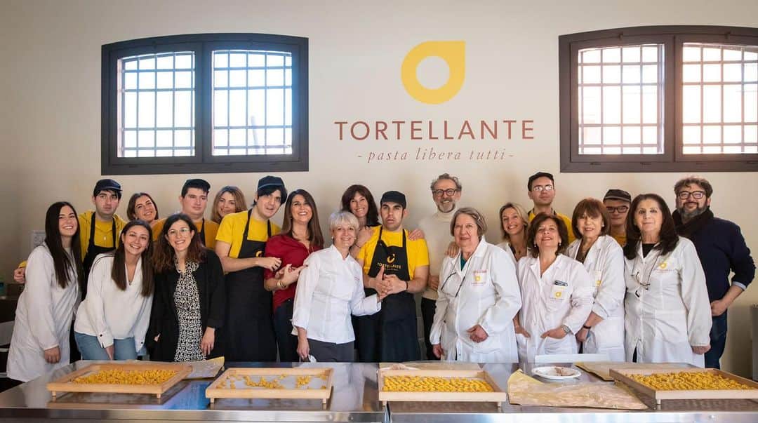 マッテオ・レンツィのインスタグラム：「Erika, Lara e Silvia sono tre donne, tre mamme, tre forze della natura. Dal loro incontro è nata la storia del Tortellante, storia che trovate raccontata in questa pagina, storia che cambia la vita di ventisei famiglie di ragazzi con disturbi allo spettro autistico. Ieri mi sono fermato nella loro sede di Modena. E ho incontrato alcuni ragazzi, tra i quali il mitico Charlie Bottura che al momento opportuno ci ha messo tutti a tavola dicendo che stavamo facendo troppo tardi. Ho subito pensato che buon sangue non mente, si vede: Charlie è più tosto del padre Massimo, chef stellato e numero uno al mondo della ristorazione di qualità.  Non so quanto sia replicabile l’esperienza di Modena anche altrove. So che senza un euro del contribuente e vendendo tortellini buonissimi che sanno – anche – di libertà, queste famiglie hanno dato un presente e un futuro a tanti ragazzi che altrimenti avrebbero vissuto come estranei al mondo.  Modena è la terra della Ferrari, del food, della motor Valley, dell’industria di qualità. Ma grazie all’esperienza del Tortellante è anche una delle realtà all’avanguardia sul terzo settore e sul sociale. Mentre finivo il secondo piatto di tortellini, e non ho chiesto il tris solo per pudore, Silvia mi ha affettuosamente rimbrottato: “Rivendichi sempre i risultati del JobsAct, di Industria 4.0, delle unioni civili. Ma dovresti rilanciare di più le tue leggi sull’autismo, sul dopo di noi, sul terzo settore.” Forse ha ragione lei. Ma so anche che le nostre leggi sul sociale non valgono assolutamente nulla senza l’impegno di persone straordinarie che sono le vere protagoniste di un Paese solido e solidale come quello che vogliamo difendere e rilanciare. Grazie, amiche e amici del Tortellante. Ci avete regalato un pranzo di rara bellezza. Adesso tocca a noi rilanciare sui media e in Parlamento l’impegno per mettere il sociale al centro del nostro futuro. E sul Riformista lo faremo dedicando da martedì una pagina al giorno ai temi del terzo settore」