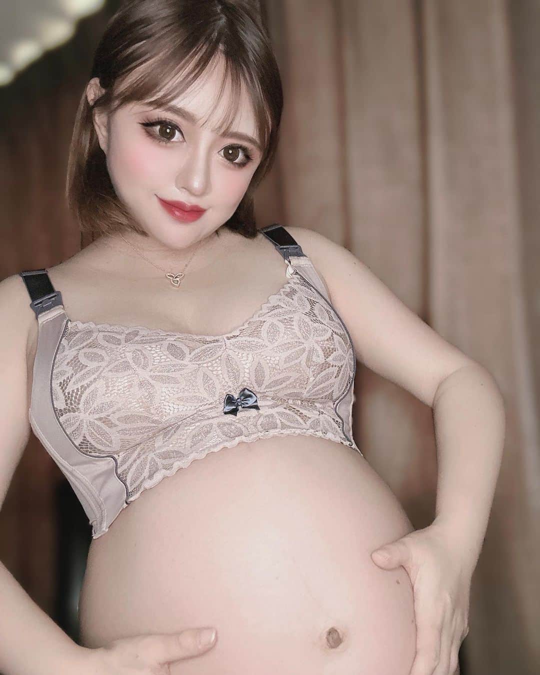 立華えれなのインスタグラム：「@veimia_japan の授乳ブラ👙 おっきいお腹と一緒に🩷 外しやすくて授乳しやすくなってるし デザインが可愛い( ´,,•ω•,,`)♡ . #veimia #veimia_japan  #授乳ブラ #ブラ #マタニティブラ #ブラジャー #ナイトブラ #授乳  #妊婦 #妊娠後期 #妊婦8ヶ月」