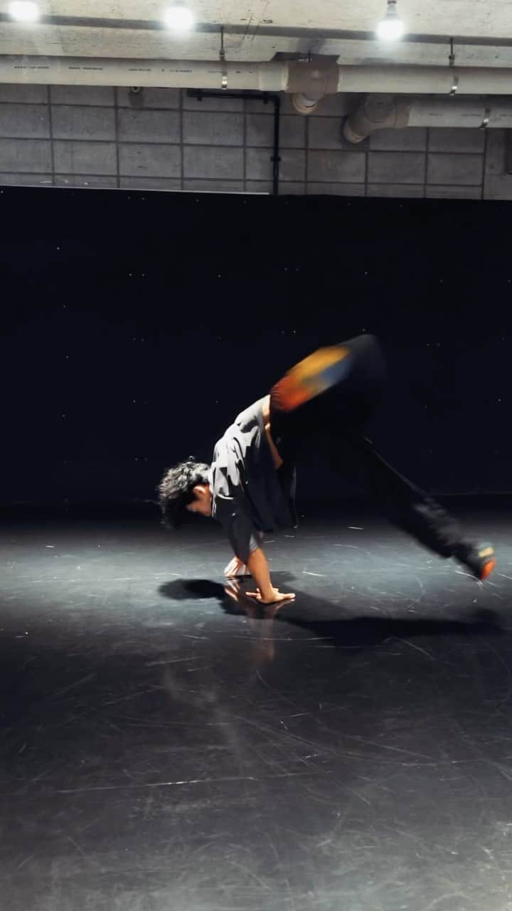 asukaのインスタグラム：「. Do you know the name of this skill?  #dance#music#choreography#outfits#tiktok#breaking#acrobatics#gymnastics#ダンス#ブレイキン#アクロバット」