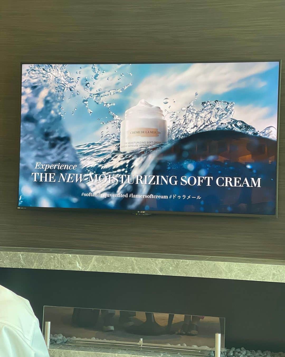 和泉佳子さんのインスタグラム写真 - (和泉佳子Instagram)「ドゥ・ラ・メールの新作発表会にお招きいただきました。  今回は、フォーシーズンズホテル大手町のラグジュアリーな素敵な空間で少人数のエクスクルーシブな会でした。  さて、ドゥ・ラ・メールのアイコン的商品でもある、モイスチャライジンク ソフトクリームが、この度進化して、リニューアルしました。  「モイスチャライジング ソフトクリーム」は、外的ストレスによる乾燥ダメージからお肌を守り、健やかに保ってくれる、まさに御守りのようなクリーム。  今回、リニューアルし、サイズの異なる数十億個のミラクルブロス入りのスフィアがお肌の隅々まで馴染み、必要な場所に届けることで、うるおい、ハリ感がさらにアップ。  肌内部からふっくら弾力のあるお肌に格上げしてくれます。  ところで、「モイスチャライジング ソフトクリーム」進化のポイントは、発酵抽出ということで、発酵をテーマにしたセミナーや、ミラクルブロスのスフィアをイメージして作られたオリジナルのスイーツと共に、発酵度合いの違う４種類のお茶の飲み比べなど、楽しく有意義なを体験させていただきました。  我が家でも、長年に渡って愛用中の「ザ・モイスチャライジング クリーム」。  何個リピしたか数えられない程、私史上、なくてはならないクリームです。  その中でも、クリーミーでなめらかなテクスチャーのソフトクリームは、性別や年齢、肌質を問わずご愛用いただけます。  バリア機能が低下して、お肌の潤いやハリが不足してきている方にもオススメです。  5月末まで、全国のドゥ・ラ・メールでカウンセリングを受けると、「モイスチャライジング ソフトクリーム」など、お肌に合ったサンプルをプレゼントして下さるそうです。  是非お出かけになってみて下さい。  @lamer   #和泉佳子　#ドゥラメール　#lamersoftcream  #softandstable  #ビューティー　#美容　#クリーム　#エイジングケア　#美容好き　#スキンケア　#美容好きな人と繋がりたい」5月20日 18時46分 - yoshiko_izumi