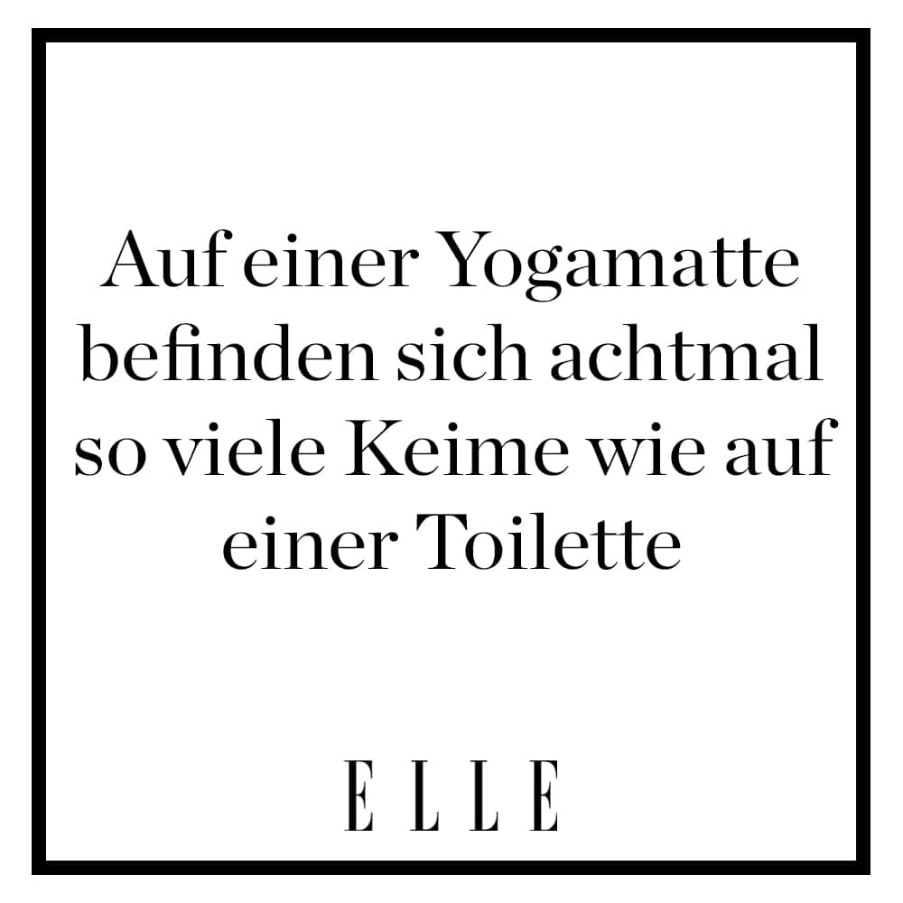 ELLE Germanyさんのインスタグラム写真 - (ELLE GermanyInstagram)「Ekel-Alarm: Laut Studien befinden sich auf einer Yogamatte bis zu achtmal so viele Keime wie auf einer Toilette – und zwar nicht nur auf der fremden im Studio, sondern auch auf der eigenen. Wie man sie richtig reinigt, haben wir auf Elle.de via Link in Bio mit einem Experten besprochen. Damit Sie auch den nächsten herabschauenden Hund noch genießen können …  #yoga #yogamatte」5月20日 18時39分 - ellegermany
