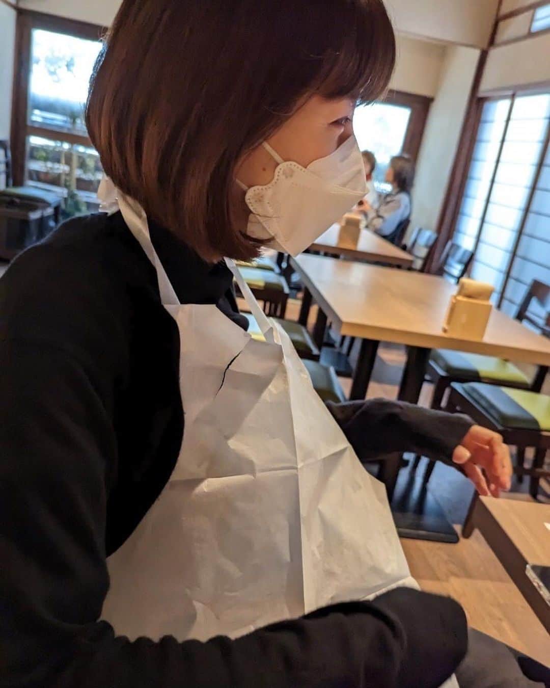 相沢礼子のインスタグラム：「紙のエプロン付けようとしたら思いっきり破いちゃった😆笑　 そもそも全身黒着てたから、つける必要なかったかね笑  #cafe #delicious  #centforce  #相沢礼子」