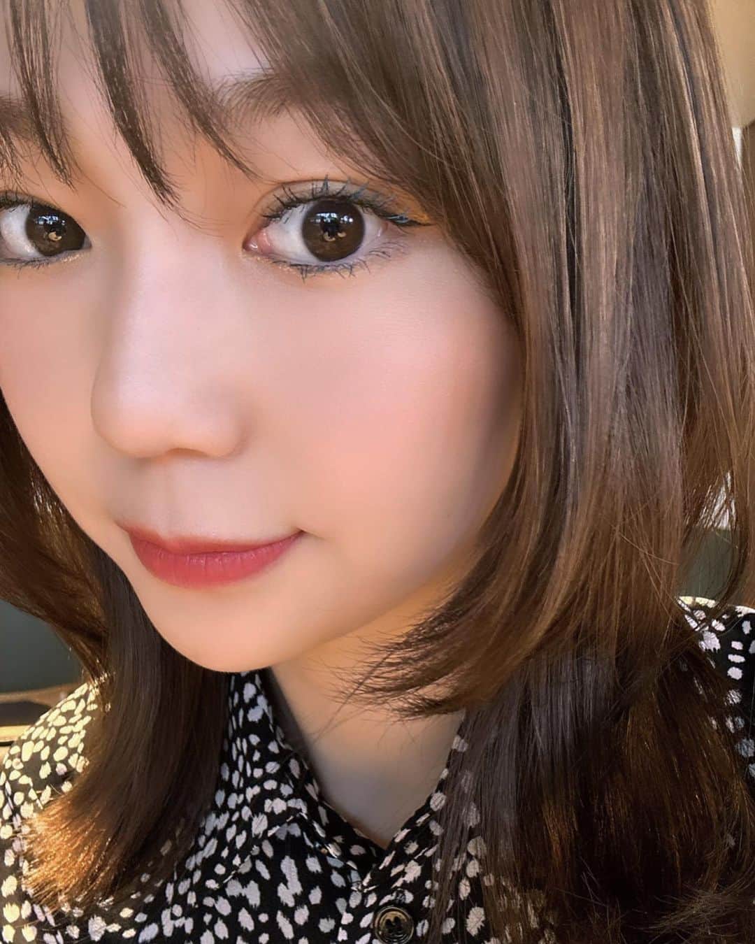 美舞のインスタグラム：「. . ひっさびさの　@haricchi_fukuoka は、 定期的に通います。を確信した日😂❤️！！ 疲れ切ってた肌も生き返ってハリも出たし、 もたつきまくったフェイスラインも、 しっかり施術所してもらったよ😉❤️❤️❤️ 安心大信頼の美容液もパワーUP😉神者。 . @shigenaga_hironori にカラーとカットをしてもらい、イメチェン✂︎！！ 何回イメチェンすんねん！！！ いつも付き合ってくれてありがと😉❤️ . @opera_cosmetics のブルーマスから可愛いやん😤❤️ .  #美容 #最近の美容 #美容室　#鍼 #美容鍼灸　#ハリッチ　 #天神美容室　#レイヤーカット　#顔周りレイヤー #メイク　#アイメイク　#情報量」