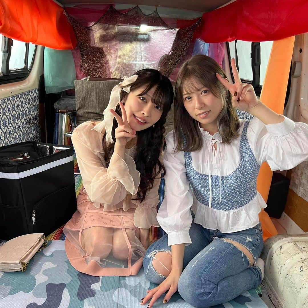 あおいれなさんのインスタグラム写真 - (あおいれなInstagram)「昨日から先行配信すたーと👭🚗🤍  ぶっつけ本番！誰でもいいからパコっちゃうゥ！？ あおいれなと森日向子のいきなり逆ナン！ゴー！ゴー！ バコバコワゴン  FANZAで検索🔍是非みてしこしこしてね〜😡🤍   #ダスッ！  #森日向子  #あおいれな」5月20日 18時40分 - aoi_rena_