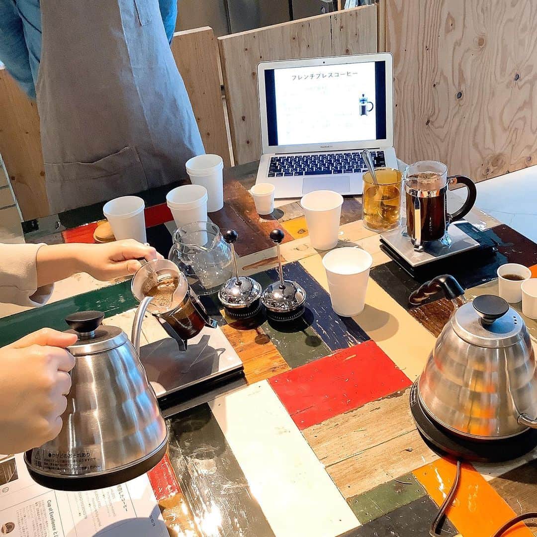 TODAY'S SPECIALさんのインスタグラム写真 - (TODAY'S SPECIALInstagram)「<WORKSHOP-Futakotamagawa> 本日二子玉川店では、 NOZY COFFEEの能城さんをお迎えして フレンチプレスで淹れるコーヒーのワークショップを開催いたしました。  おいしいコーヒーとは？からスペシャリティコーヒーについて、 コーヒーの栽培についてなど幅広くお話しいただきました。  コーヒーにまつわる様々なお話をお聞きしながら、 実際にフレンチプレスでコーヒーを淹れて飲み比べも。  コーヒーの魅力に引き込まれる楽しいワークショップとなりました。  #todaysspecial #トゥデイズスペシャル #futakotamagawa #玉川髙島屋 #ts_report」5月20日 18時40分 - cibone_ts