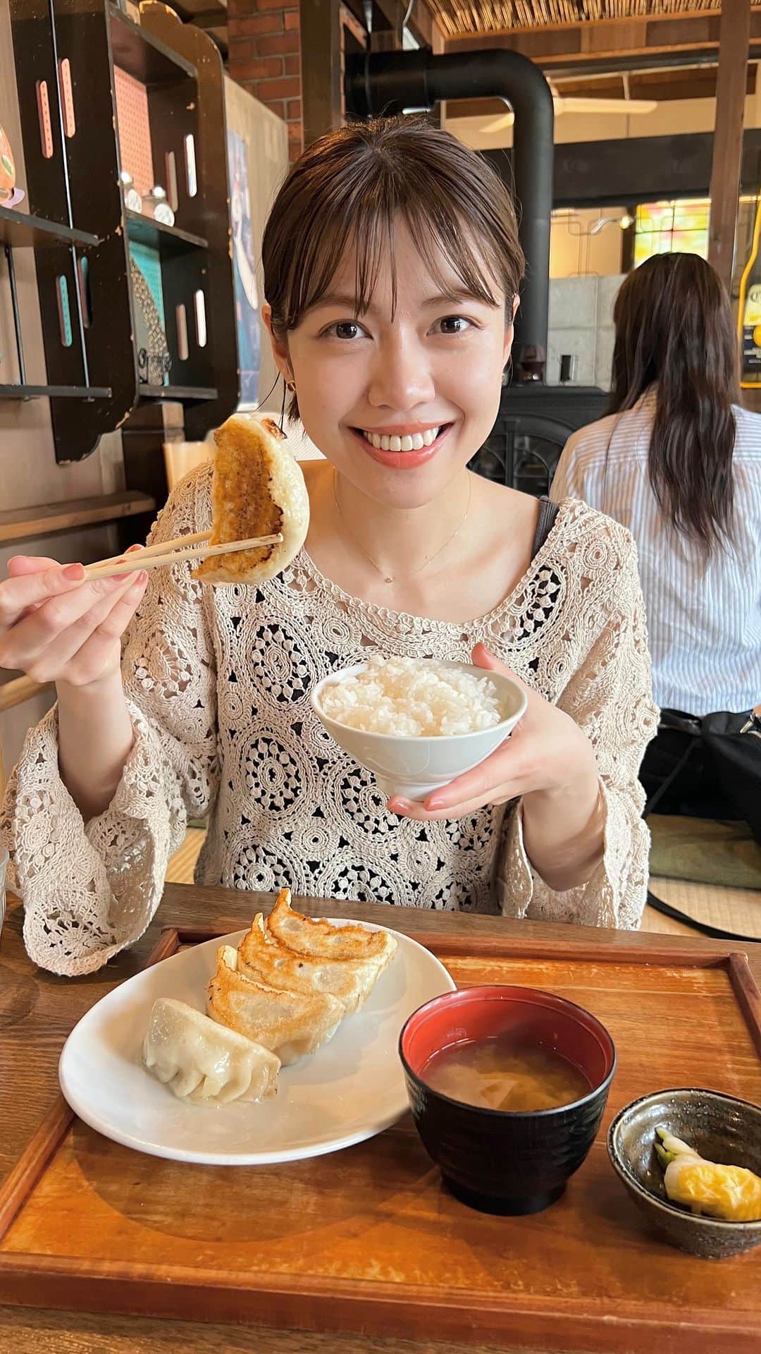 吉田晴香のインスタグラム：「餃子の気分だった、とある日🥟  あおぞら銭函３丁め🥟  全長10cm ジャンボ餃子定食(5個)🥟  #銭函#銭函グルメ#小樽#北海道#北海道観光 #otaru#zenibako#hokkaido#hokkaidolove」