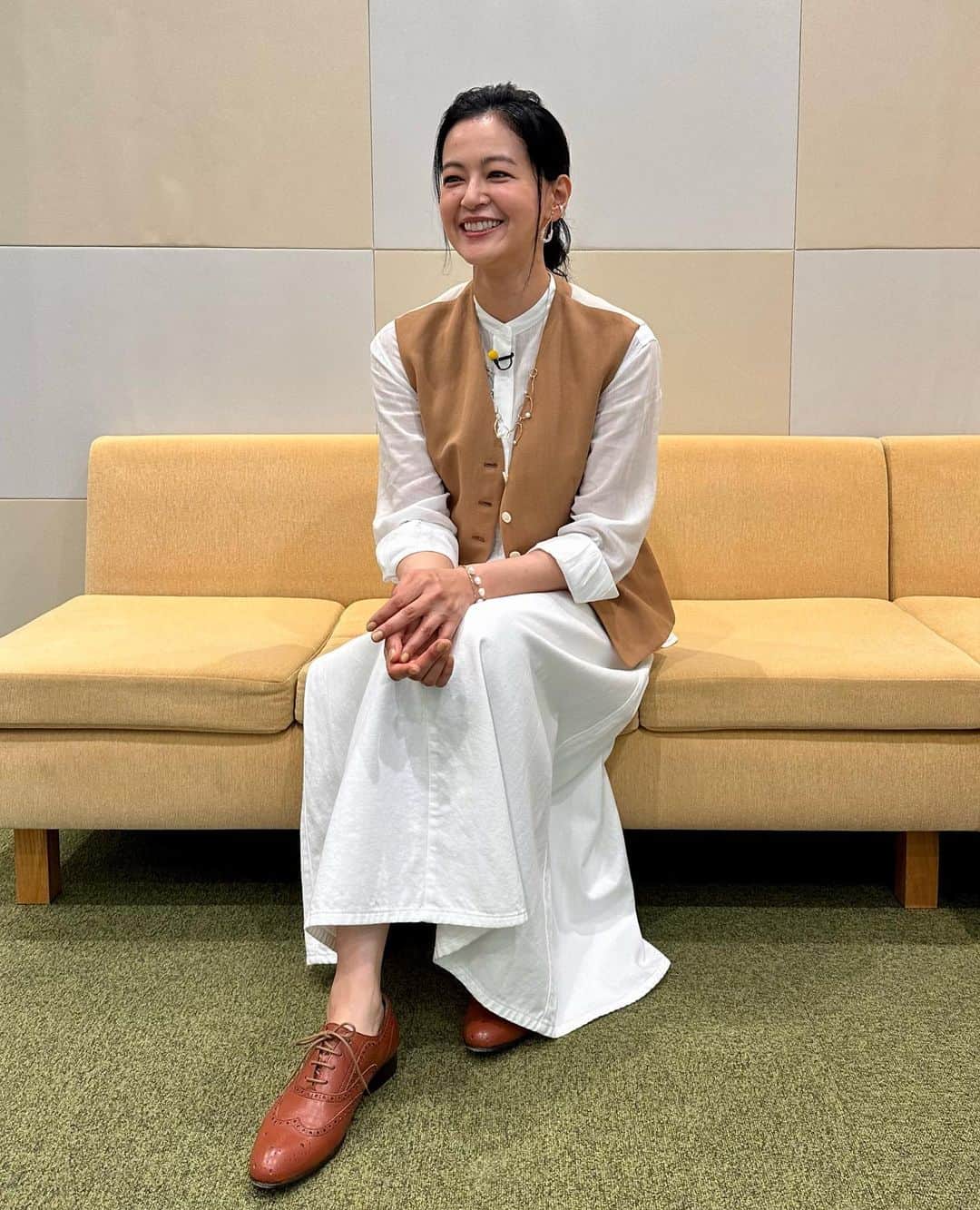 黒谷友香のインスタグラム：「皆さん、こんばんは！ 土曜の夜をいかがお過ごしでしょうか⁇ ともねぇ、今日は朝、サタプラの放送で大阪にいたヨ🤗 大阪も外国人の観光客の方が沢山いらしてました。 サタプラのコーナーでもあったけど、外国人の観光客の方が日本に来て1番驚くのは、日本人の親切で礼儀正しいところなんだって😳楽しんでいただけると嬉しいよね😊  #ralphlauren#poloralphlauren#乗馬#馬#東京#tokyo#sdgs#ログハウス#着物#ハーブ#地球温暖化#ガーデニング#LOVOT #ラボット#mediaid#diy#日本#日産 #nissan#EV#日産ariya#ai#大鵬薬品工業#バップフォーレディ#エビス#プレミアムケアハブラシ#いち瑠#黒谷友香」