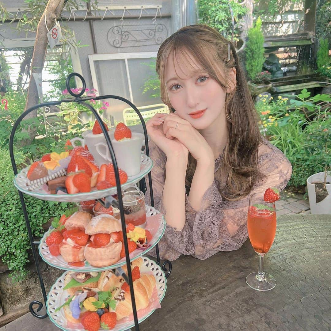 空美夕日さんのインスタグラム写真 - (空美夕日Instagram)「りなてぃんとヌン活してきた🍓 吹上にあるカフェでテラスだし お庭もすごく綺麗だった😍🤍  久々に友達とたくさん過ごせて充実した一日でした☺️」5月20日 18時48分 - pakimicha