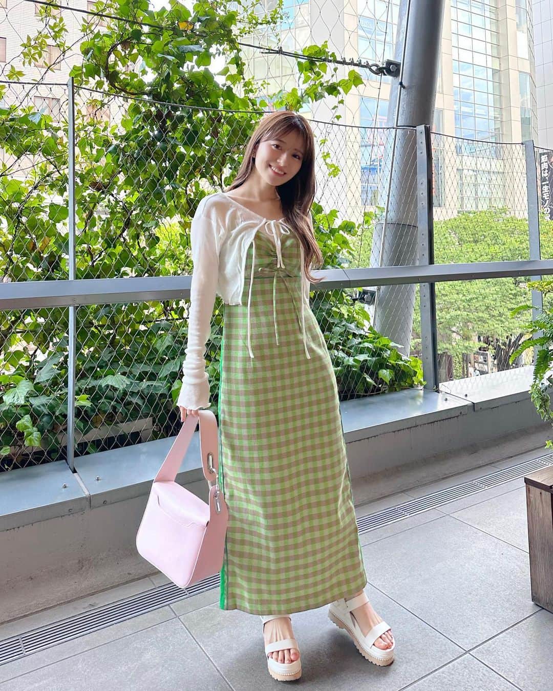 黒坂優香子のインスタグラム：「🌿🫧  カーディガン　@fiction_tokyo_official  キャミワンピース　@maisonspecial_women  サンダル　@celford_official  バッグ　@hey_mrs_rose   @aya_kawamoto  彩ちゃんと彩ちゃんベビーに会えた日♡ 出産お疲れ様🥹🫶🏻 ほんとすごい！えらい！！  ベビたん本当可愛かったなぁぁぁ 写真撮る時に全部ちゃんとカメラ目線してくれてたの可愛すぎた🤣🫶🏻  いつもありがとう♡ 早くまた会いたいよぅ！！！♡  そして明日はフリマの日！♡ 会場選びから全部自分たちでやるフリマは初めて！ 参加してくれるみんながスムーズに、平和に、楽しい時間を過ごしてもらえるように頑張るぞ！♡  1日いるので会えるの楽しみにしてるね♡  詳しくは　@sayn_inc のHPをチェックしてね🥰✨」