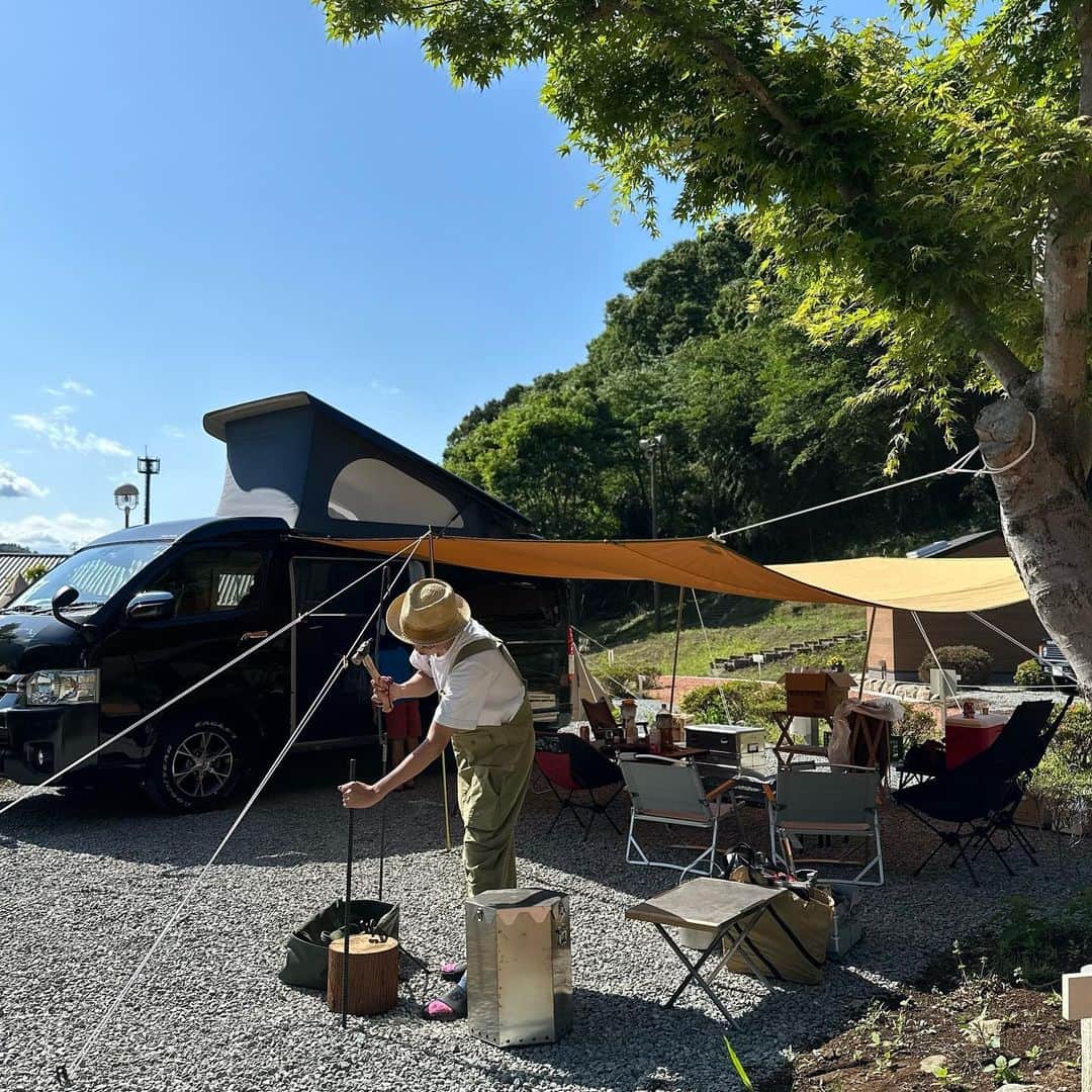 金子貴俊のインスタグラム：「今日は友達ファミリーと久々のキャンプ🏕️ やっぱり最高に気持ちいい〜✨  #キャンプ#キャンピングカー#バンコン #キャンプ好きな人と繋がりたい #アウトドア#カネコcamp」