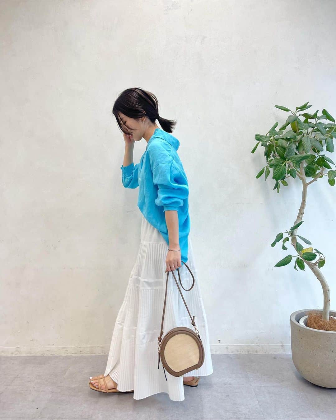のインスタグラム：「【#jena_staffsnap】153cm  🏷️リネンバッククロスシャツ price/¥9,350→6,600（税込）  🏷️プリーツティアードスカート price/¥12,100（税込）  #gallardagalante #outlet #gallardagalante_outlet  #jena_espacemerveilleux   #リネンシャツ#リネン #シャツコーデ#オトナカジュアル  #キレイめカジュアル #キレイめコーデ  #大人の勉強垢#骨格ウェーブコーデ  #低身長コーデ#スカートコーデ   #20代コーデ  #30代コーデ #40代コーデ #20代ファッション #30代ファッション #40代ファッション #女子会コーデ #大人女子コーデ #デートコーデ#モテコーデ」