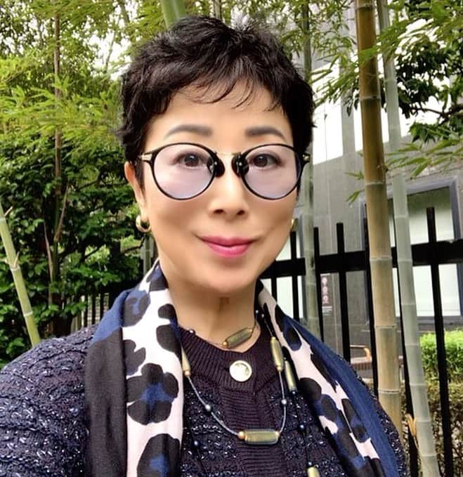 小川知子さんのインスタグラム写真 - (小川知子Instagram)「お誘いを受け、 音無美紀子ちゃんのお芝居を観劇。 「風を打つ」の再演で、両国にあるホールに行って来ました。  ミコちゃんがこのお芝居で優秀女優賞を獲得。 楽しみに観に行きましたが、受賞に納得です。  水俣病という重いテーマなのですが、社会派ドラマにありがちな暗さや重たさ、また説教臭さもなく、とても良い脚本でした。  そして なんと言っても ミコちゃんが水を得た魚のようにハマり役で、まさにタイトルの「風を打つ」勢いのようにパワフルに、爽やかに、主人公を魅力的に演じていました。  早く着いたので、 ものすごく久しぶりに来た両国の周辺を散策。  お相撲さんの町ですねー。 歩いているとお相撲さんと何度も遭遇。 海外観光客も嬉しそうです。  ミコちゃん 旅公演 気を付けて行って来てねー。  #音無美紀子 #風を打つ  #両国 #お相撲さんの町  #小川知子」5月20日 19時03分 - tomoko_ogawa_