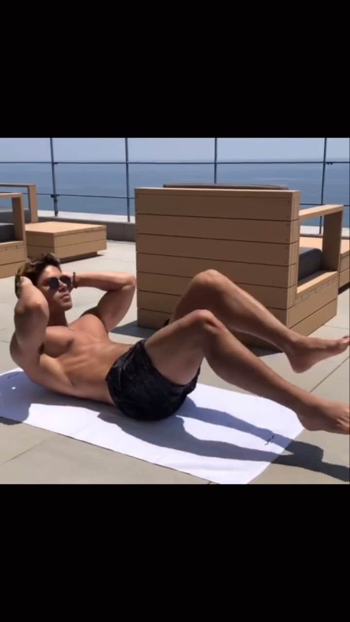Ethan 佑太 Schellinのインスタグラム：「<バイシクル>腹筋トレーニング💪 絞りに入るまで後数週間😊」