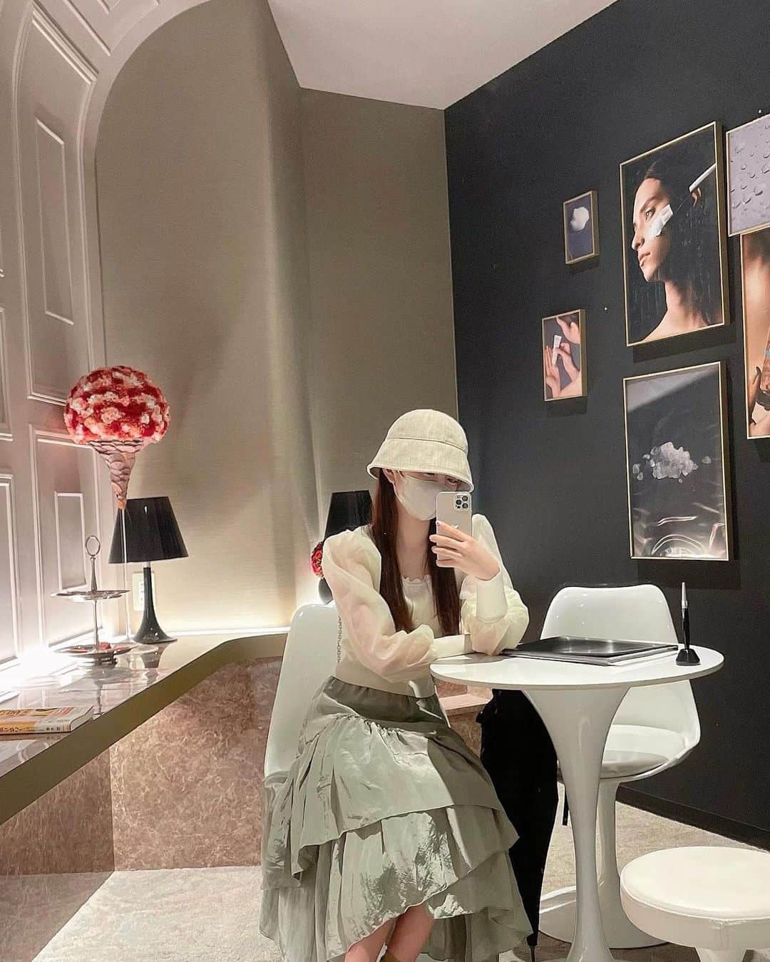 森みはるのインスタグラム：「ちょっと久しぶりのHAAB🩶 今回はお肌のメンテナンスとかじゃなくて肩のボトックスでお世話になりました~ 肩こりとかスッキリするといいな🫧 ボトックスしてもらったからという正当な言い訳でちょっとジムとかの運動サボり気味😵‍💫笑」