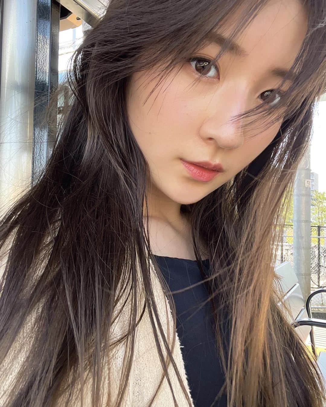 雨宮凜々子のインスタグラム：「久しぶりに自撮りしたら風強すぎた🍃 そして撮影終わりの栄養補給🗽🫶🏻  #自撮り #셀카 #selfie #女子大生 #韓国メイク #ナチュラルメイク」