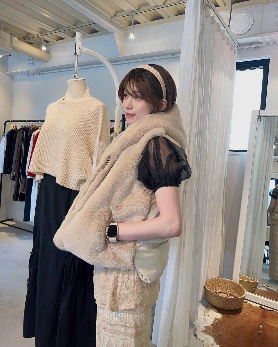 のインスタグラム：「井川瑠音突っ走り期間ひと休憩な日でした👼🤍🧡🤎  会うだけで元気をもらえる大好きなデザイナーの沙織さん( @laymeesao )の新ブランド @muel_chic さんの展示会へ遊びに行ってきました🤭🌼  沙織さん！新ブランドおめでとうございます！と、お誕生日おめでとうございます🎉  秋物のお洋服可愛すぎた、、🤦‍♀️💭💕落ち着いた大人の色気とカッコ良さと遊び心がある素敵すぎるお洋服に囲まれて癒されたな～  一目惚れしたものと、着るだけで心が可愛く明るくなるカラーお洋服をオーダーしました！  お外はじっとり？梅雨時期ですが、はやくも秋が待ち遠しいです😤🍁🍂  その前にるねの季節！夏！ですね！！バースデーイベント楽しみすぎるね～わくわく   #fashion #fashionstyle #daikanyama #autumn #autumnfashion #autumncolors #ファッション #代官山 #ファーベスト #ファーベストコーデ #ベージュコーデ #モノトーンコーデ #カチューシャ #カチューシャアレンジ」