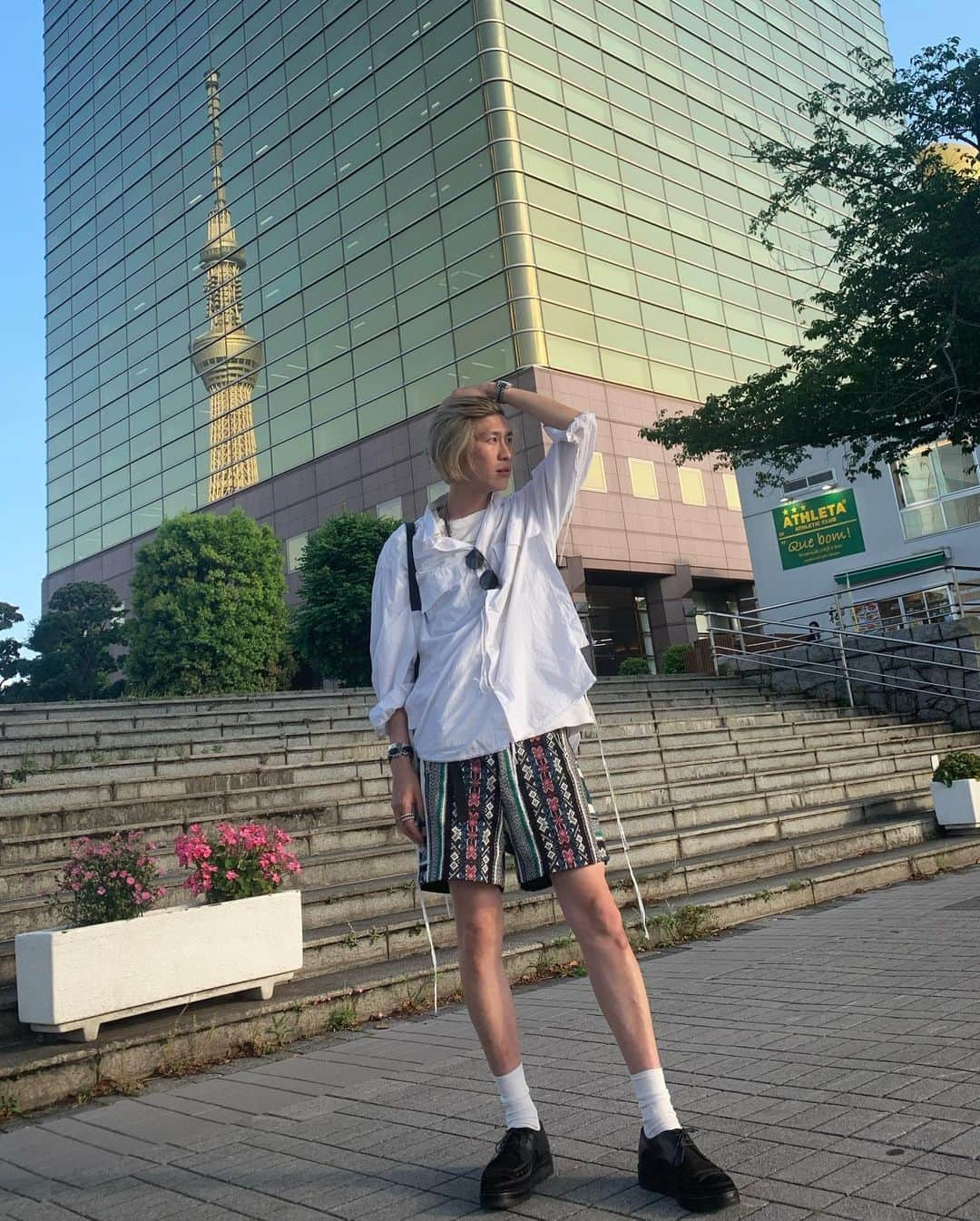 美留町恭兵のインスタグラム：「スカイツリー×美留町  なんちゃってモデル風〜笑笑  shirt… midorikawa pants…sacai shoes…sasquatchfabrix. drink…トリス  #スカイツリー#トリス #休日#midorikawa#sacai#sasquatchfabrix.#ふんわりアーティストなオトコ#ショートパンツコーデ#ショートパンツ#美容師#画家#美留町kuu」