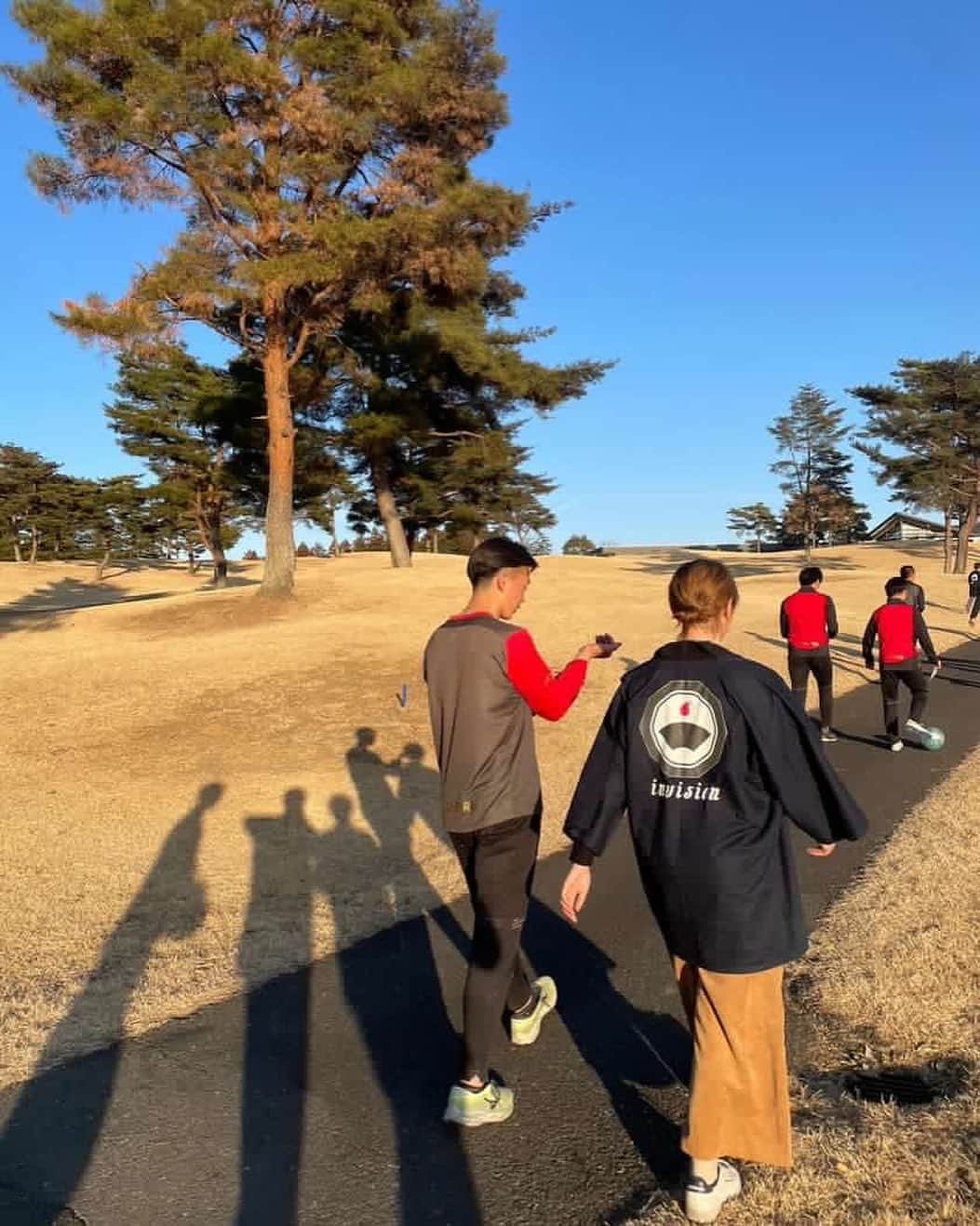 のインスタグラム：「らしさ教育in矢板中央高校での一幕。フットゴルフ中の移動🚶🏻🚶‍♀️ #らしさ教育 #矢板中央高校サッカー部 #フットゴルフ #芝生の色から寒そうってわかる #突き抜けすぎた青空からも寒そうってわかる #伸びた影同士の距離感がエモい  ****************************** #invision #インビジョン #中目黒 #おダシ屋 #HR #新卒 #地方創生  おダシ、それは自然と出てしまう魅力。 いいおダシが出てはじめて、顔が見える。 いいおダシが出てはじめて、人が集まる。 あなたの行き場のない熱意こそ、おダシを出す火種。 その火をあおいで、アク取って、いいダシ出すのが私たち。  invisionは、企業や地域のおダシ屋です。」