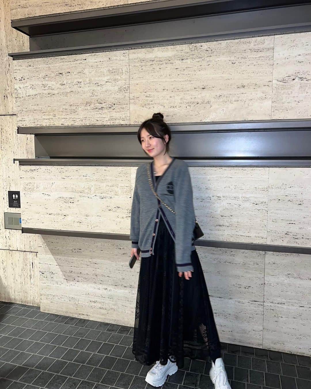雨宮凜々子のインスタグラム：「中国人グラマー意識してみた🇨🇳 カーディガンにロングスカートの組み合わせが可愛すぎる🫶🏻  🧥#commedesgarcons  👚#rilyco  👖#rilyco  👠#converse  👜#rilyco   #中国ファッション #韓国ファッション #きれいめカジュアル #fashion #ootd」