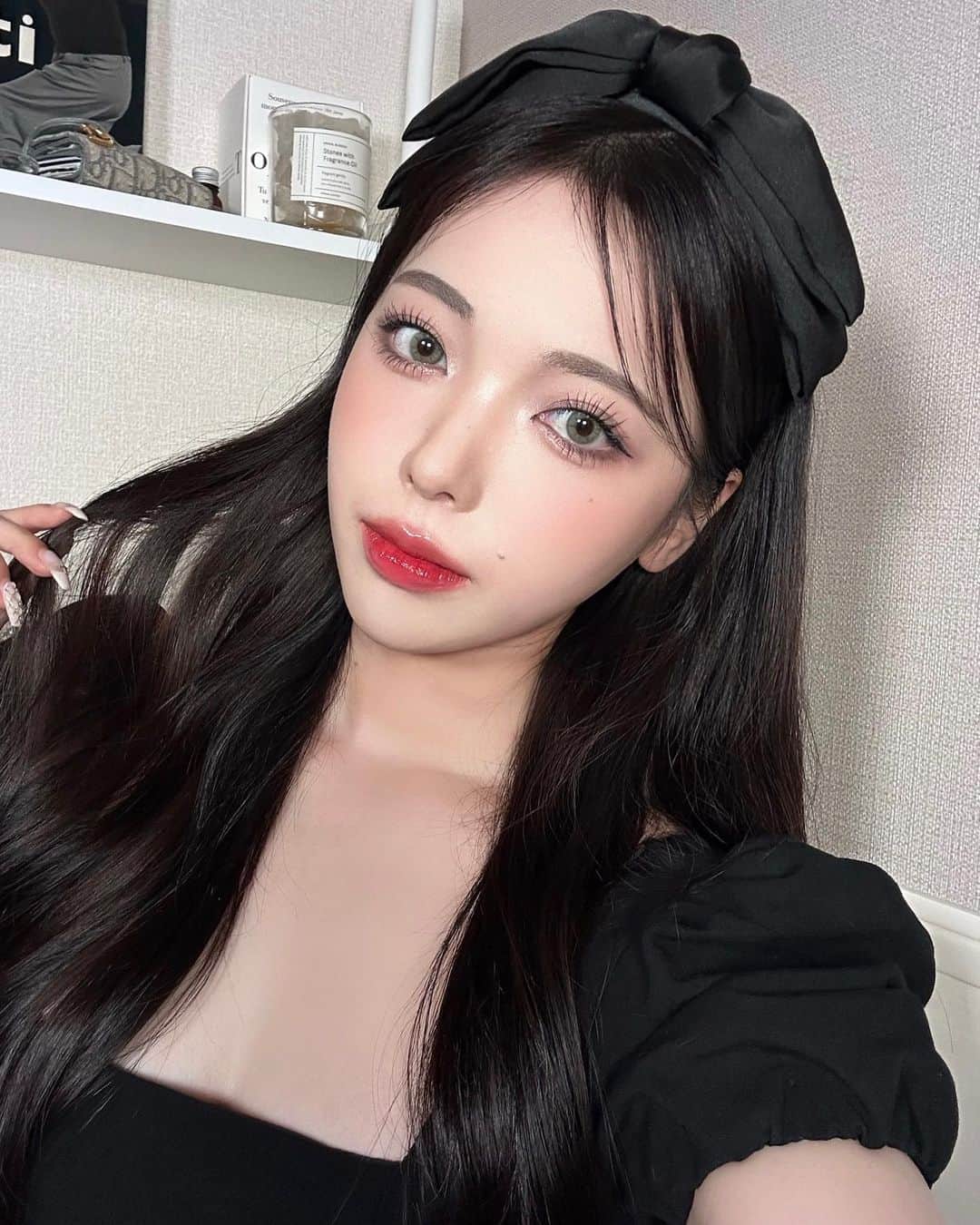 葉月ひまりのインスタグラム：「今日メイクめっちゃ盛れた🖤 パーソナルカラー別で選べるWAKAMAKEのソフトブラーリングパレット使ってみたんだけど、冗談抜きで今まで使ってきたアイシャドウの中で1番しっくりきて使いやすすぎた！😂💕 私はブルベ冬なので6号のココアブラーリングでメイクを…🌙  マット・シマー・グリッター全部1つのパレットに詰まっていて、粉っぽくなく密着力が凄いからどの世代の方でもめちゃくちゃ使いやすいと思う！！ 16種類もカラーが入っているのにコンパクトだから、持ち歩きしやすい所もめっちゃ好き🥺🖤  こちらのパレットはパーソナルカラーを基に段階別に分かりやすく作られたアイシャドウで、イエベの方は【1.3.5.7.8号】でブルベの方は【2.4.6.8号】がおすすめです💕  パーソナルカラーどっちか分からないって方は8号がどちらでも使いやすいカラーになっているのでおすすめですよ🤍  \#wakemake #ウェイクメイク #ソフトブラーリングアイパレット #softblurringeyepalette #パーソナルカラー #oliveyoung #オリーブヤング #アイメイク #16色パレット #pr   ※海外からの個人輸入品はサイトの注意事項をよく読んでご検討ください。」