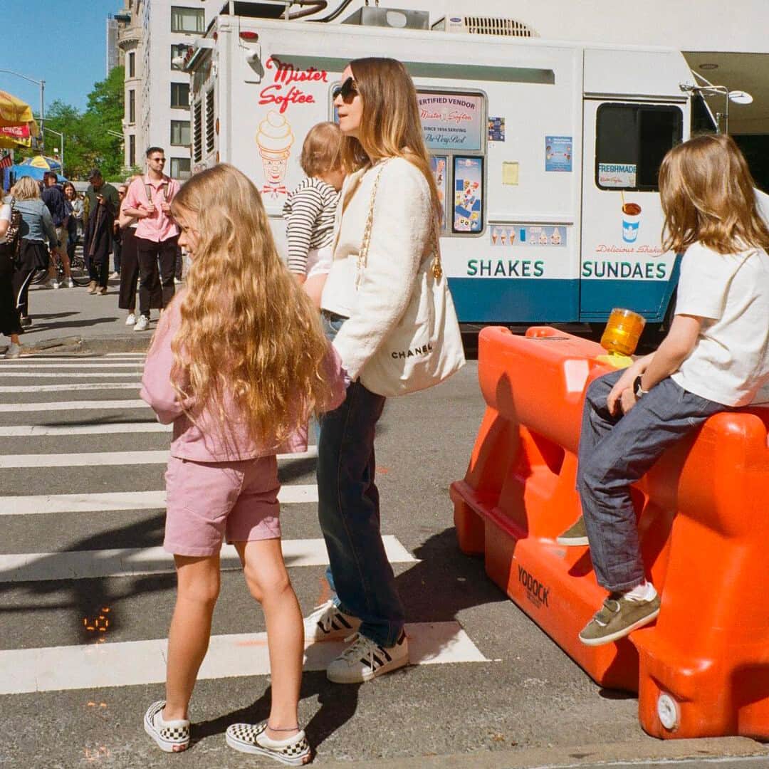 のインスタグラム：「Bonpoint SS23 | Too cool for school. ​ The creative director and stylist @TheFashionGuitar and her children, walking the streets of New-York City in Bonpoint. 🍒​  #Bonpoint #BonpointFamily」
