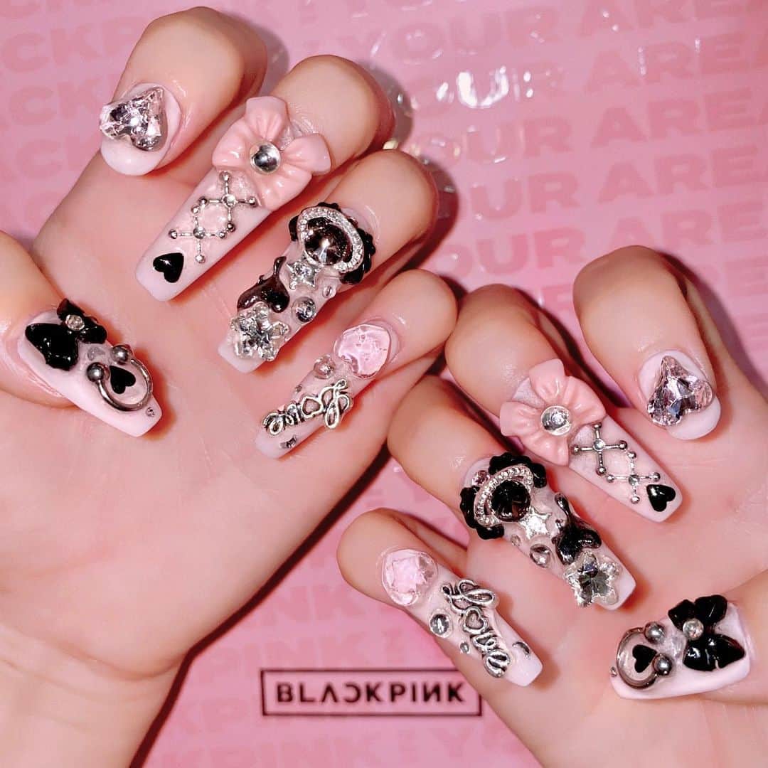 あいめろ姫のインスタグラム：「🩷New nail💅🏻🎀🖤⛓  めっちゃゃゃかわいい🥺♡」