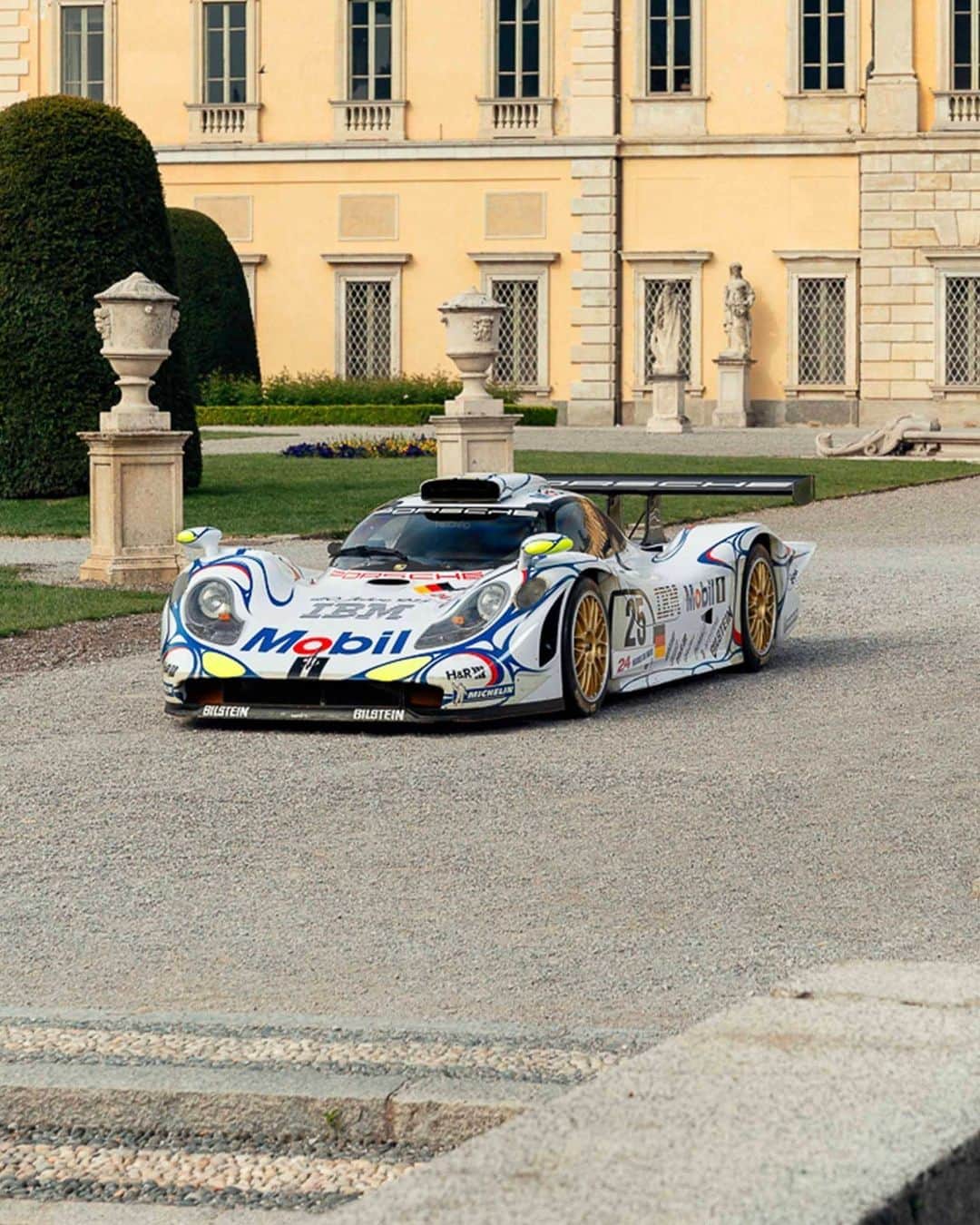 Porscheさんのインスタグラム写真 - (PorscheInstagram)「This weekend, Porsche is making its way to the beautiful Lake Como for @fuoriconcorso. Car enthusiasts will gather to be surrounded by automotive bliss on guided tours through Villa Olmo's open museum. This iconic 911 GT1? Just one stunning example that will feature among the lineup.  📸: @lzrndr」5月20日 19時12分 - porsche